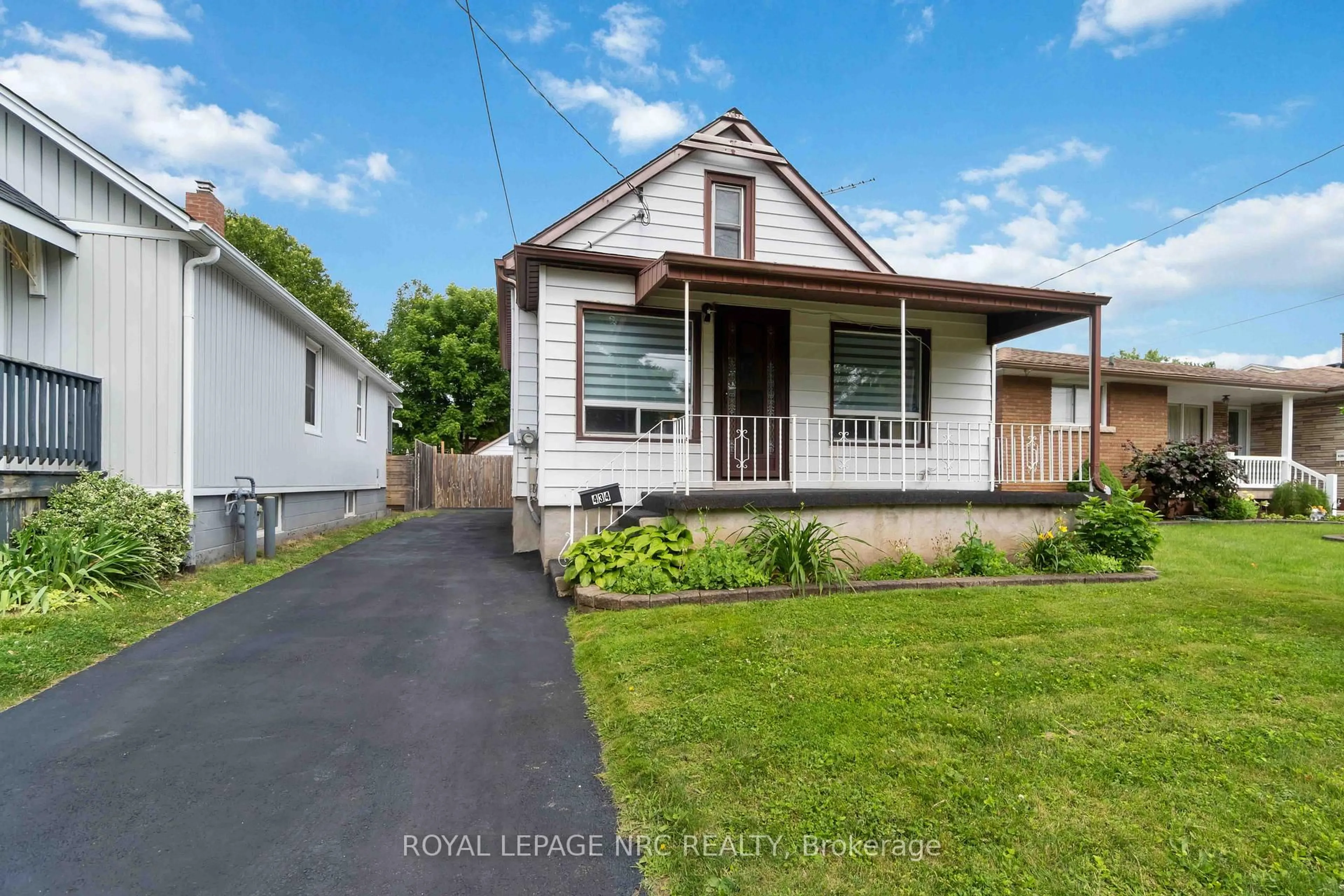 A pic from outside/outdoor area/front of a property/back of a property/a pic from drone, street for 434 Scholfield Ave, Welland Ontario L3B 1N2