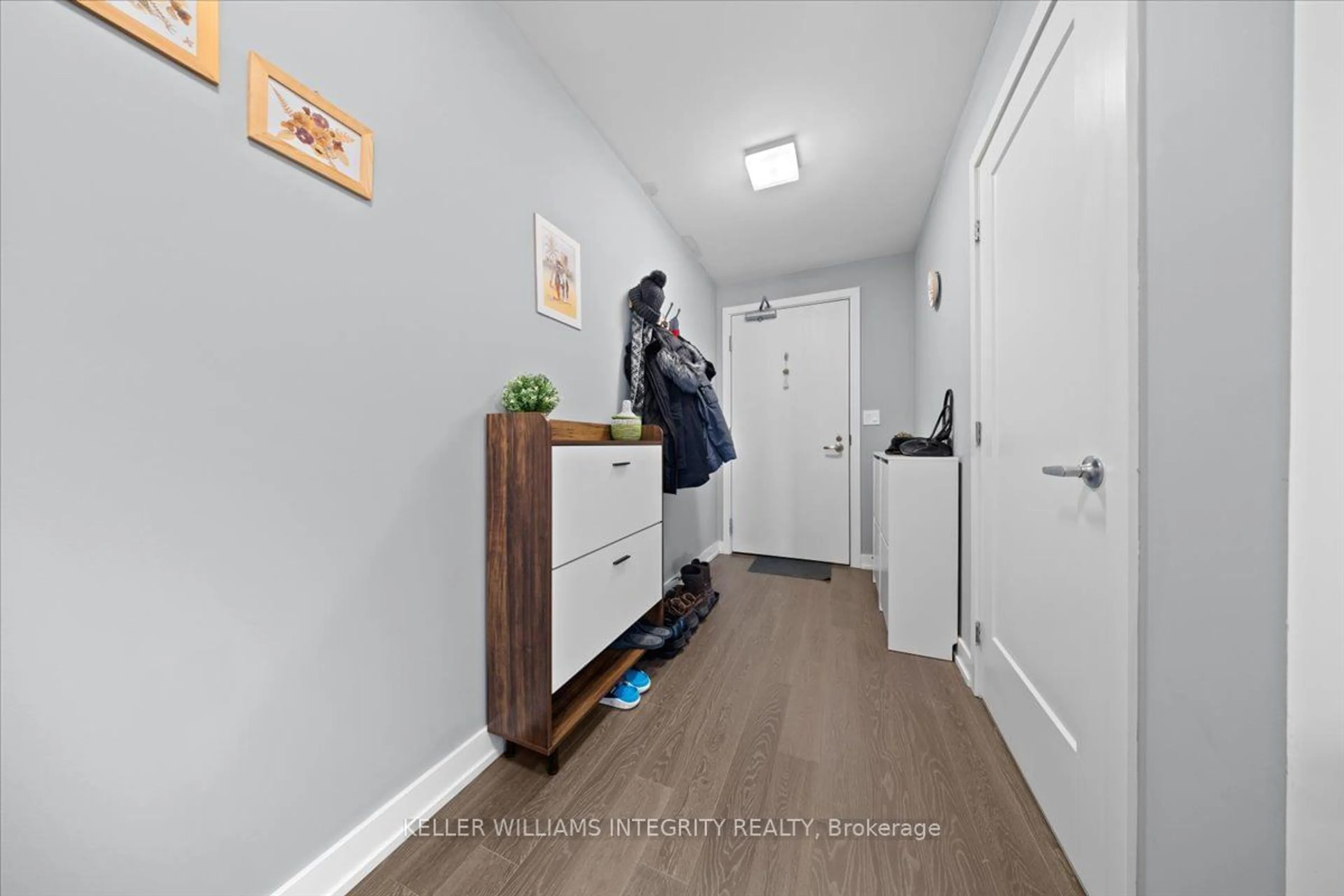 Indoor entryway for 530 De Mazenod Ave #414, Ottawa Ontario K1S 5W8