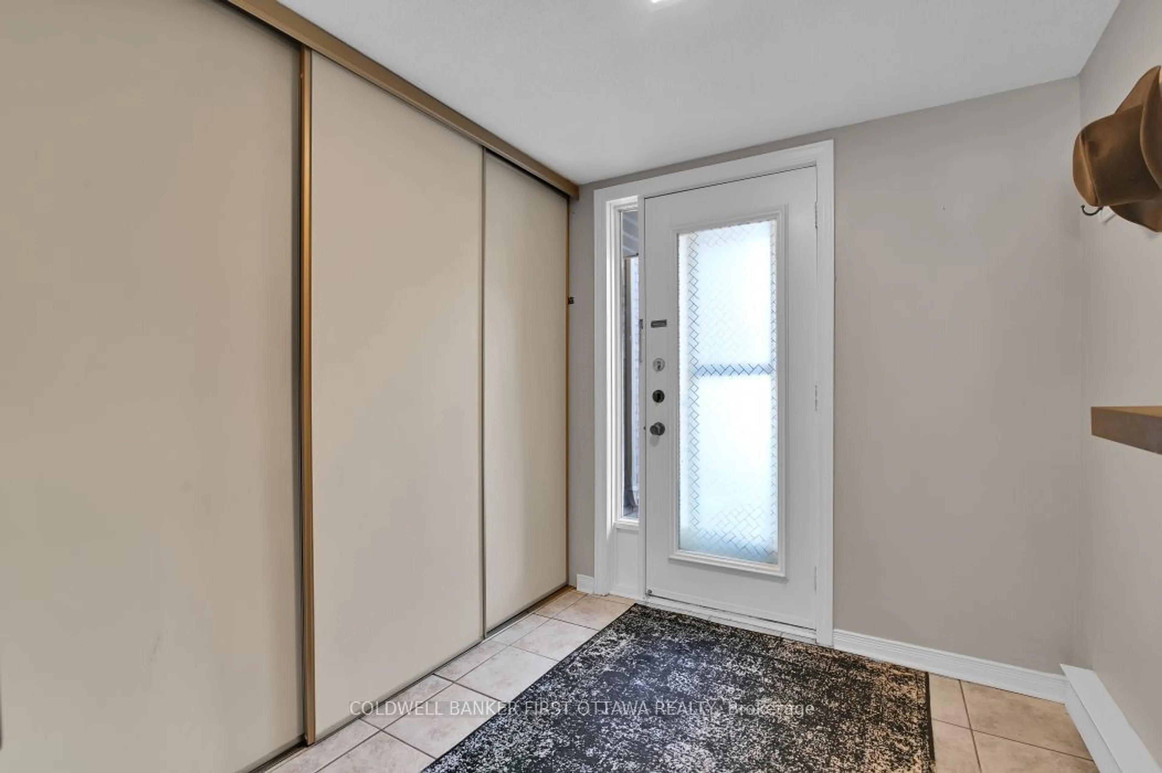 Indoor entryway for 11 Maple Ridge Cres #C, Barrhaven Ontario K2J 3L3