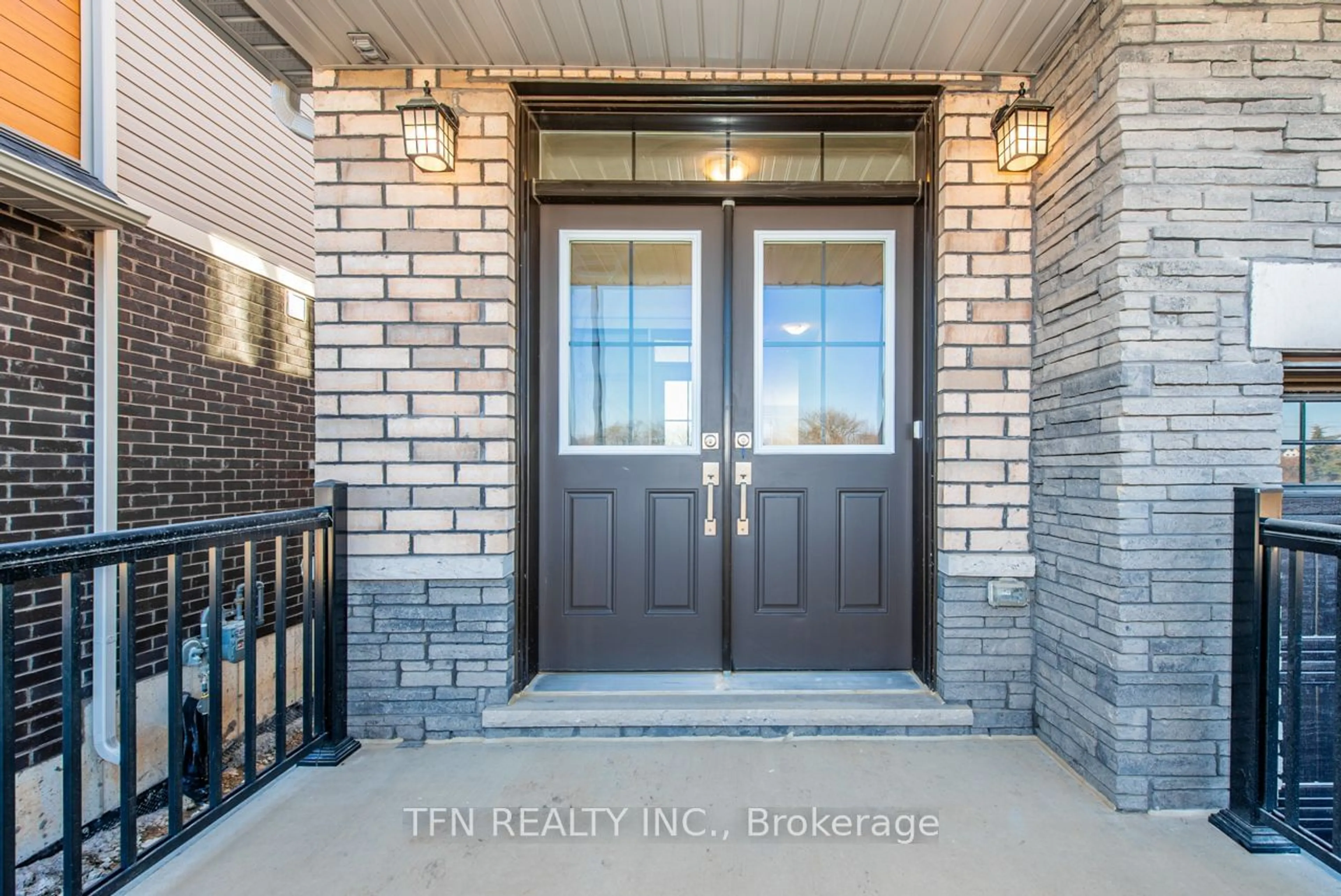 Indoor entryway for 50 Lilac Circ, Haldimand Ontario N3W 0H6