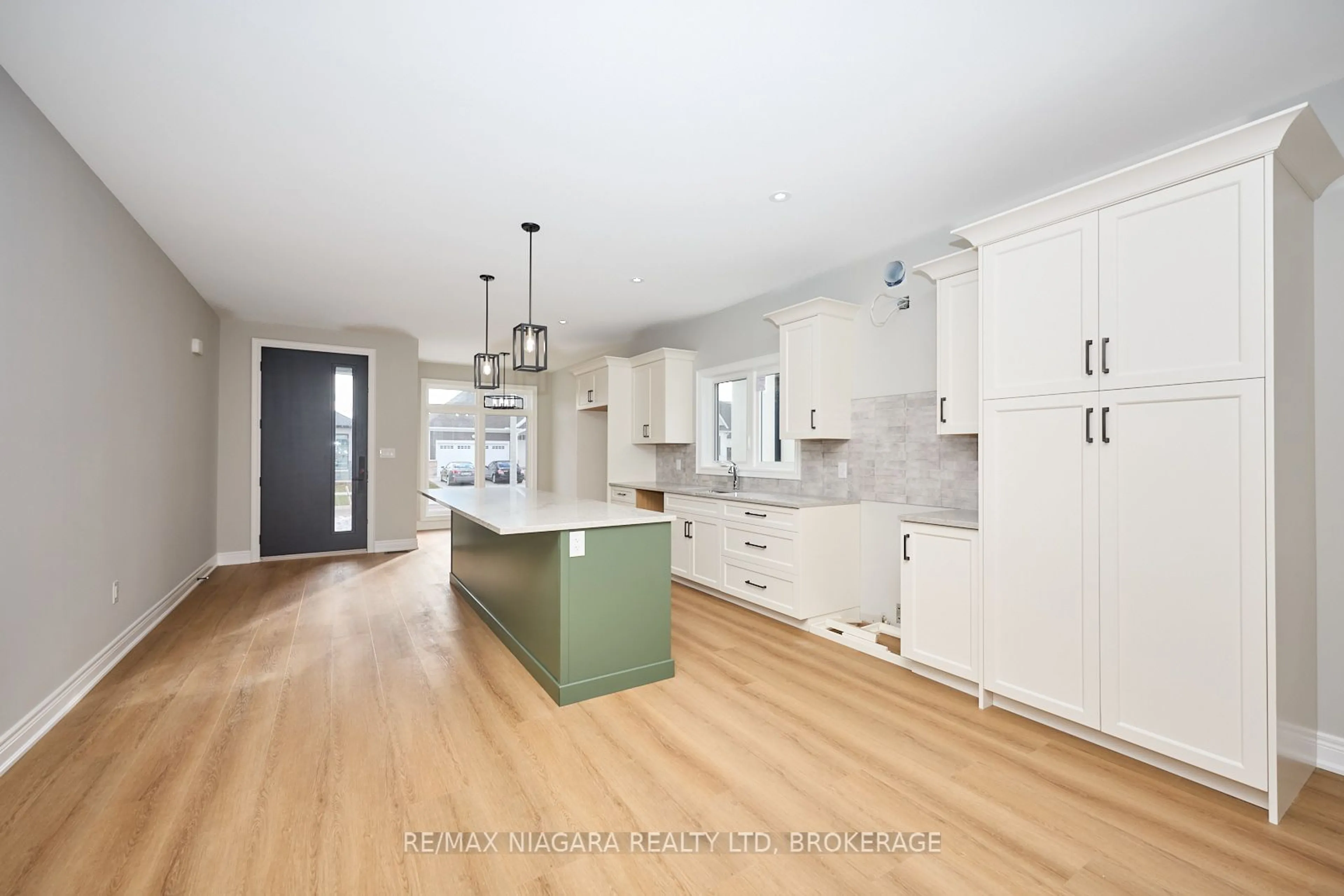 Open concept kitchen, unknown for 21 Sunrise Crt, Fort Erie Ontario L0S 1N0