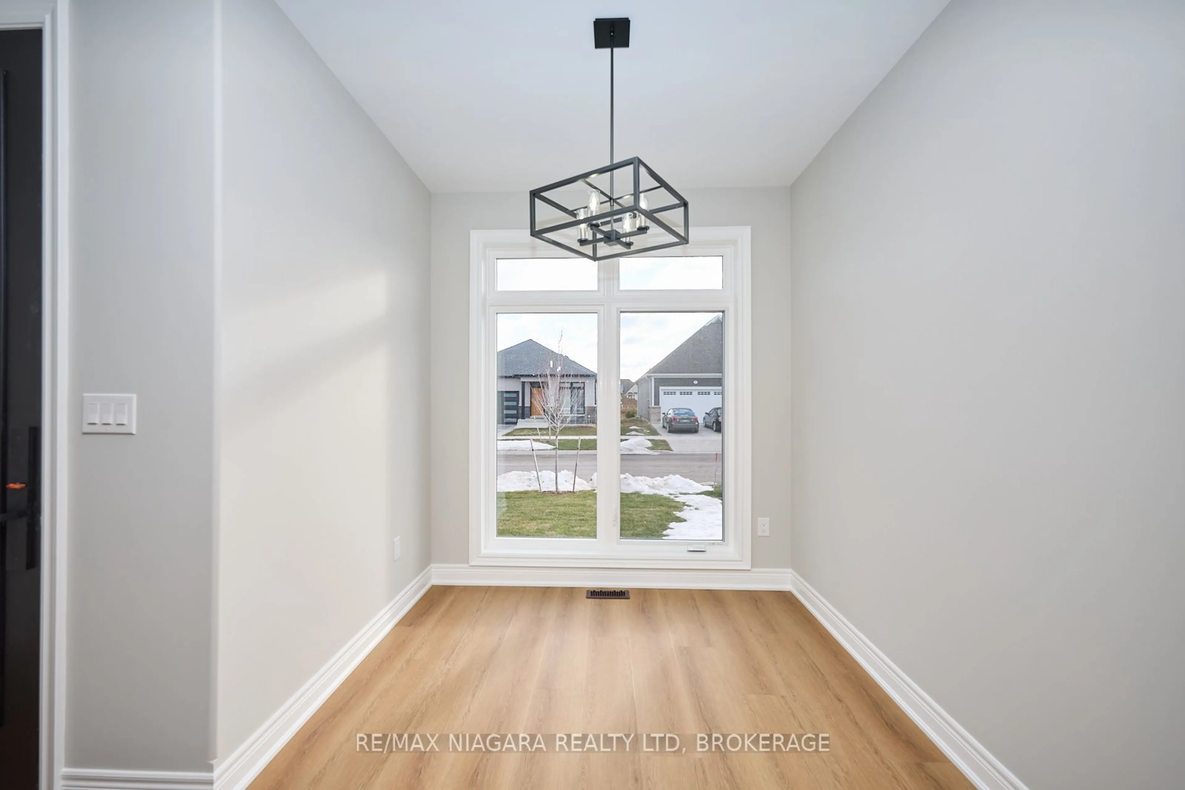 Indoor entryway for 21 Sunrise Crt, Fort Erie Ontario L0S 1N0