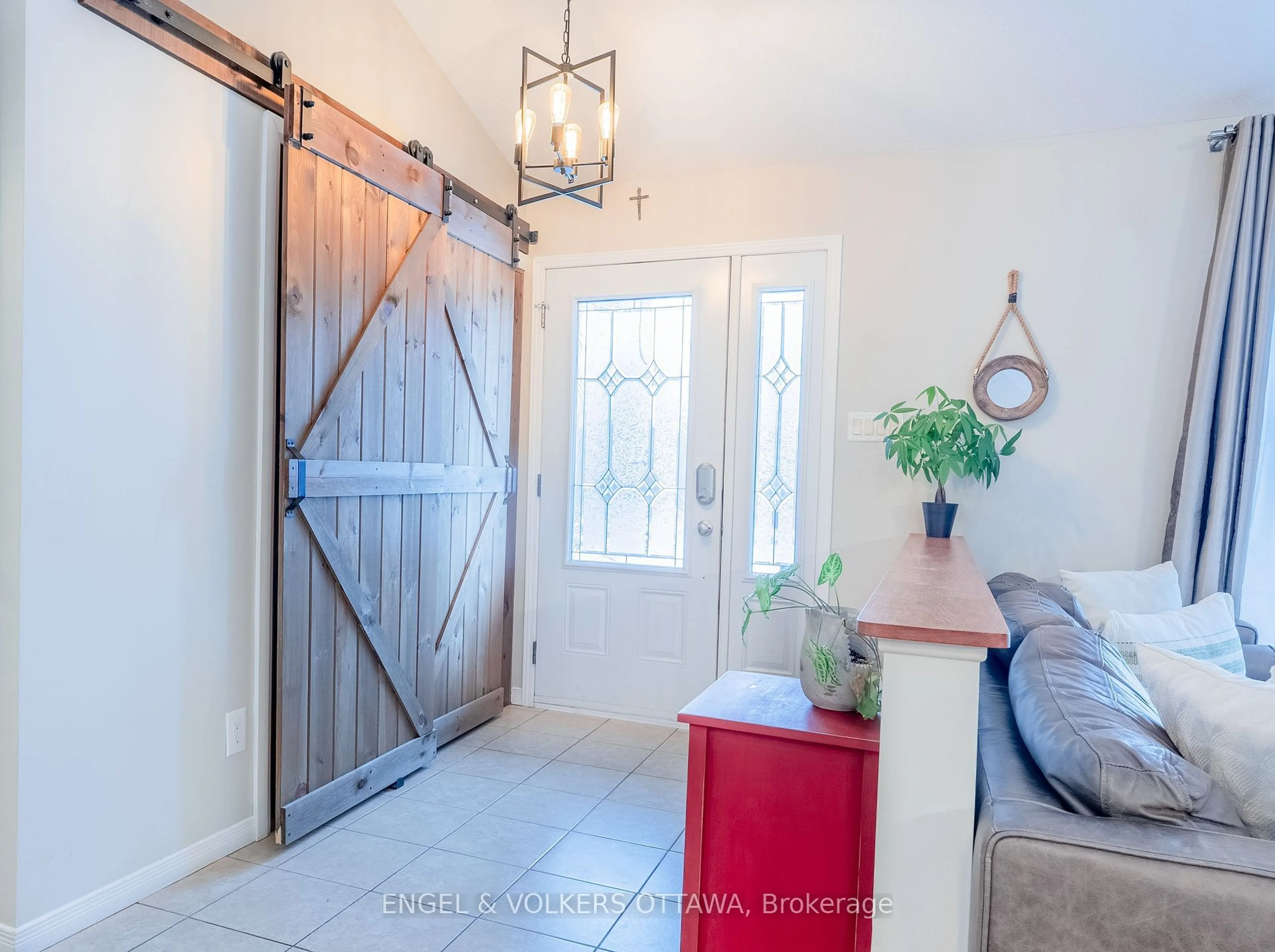 Indoor entryway for 204 Levis St, Clarence-Rockland Ontario K0A 1E0