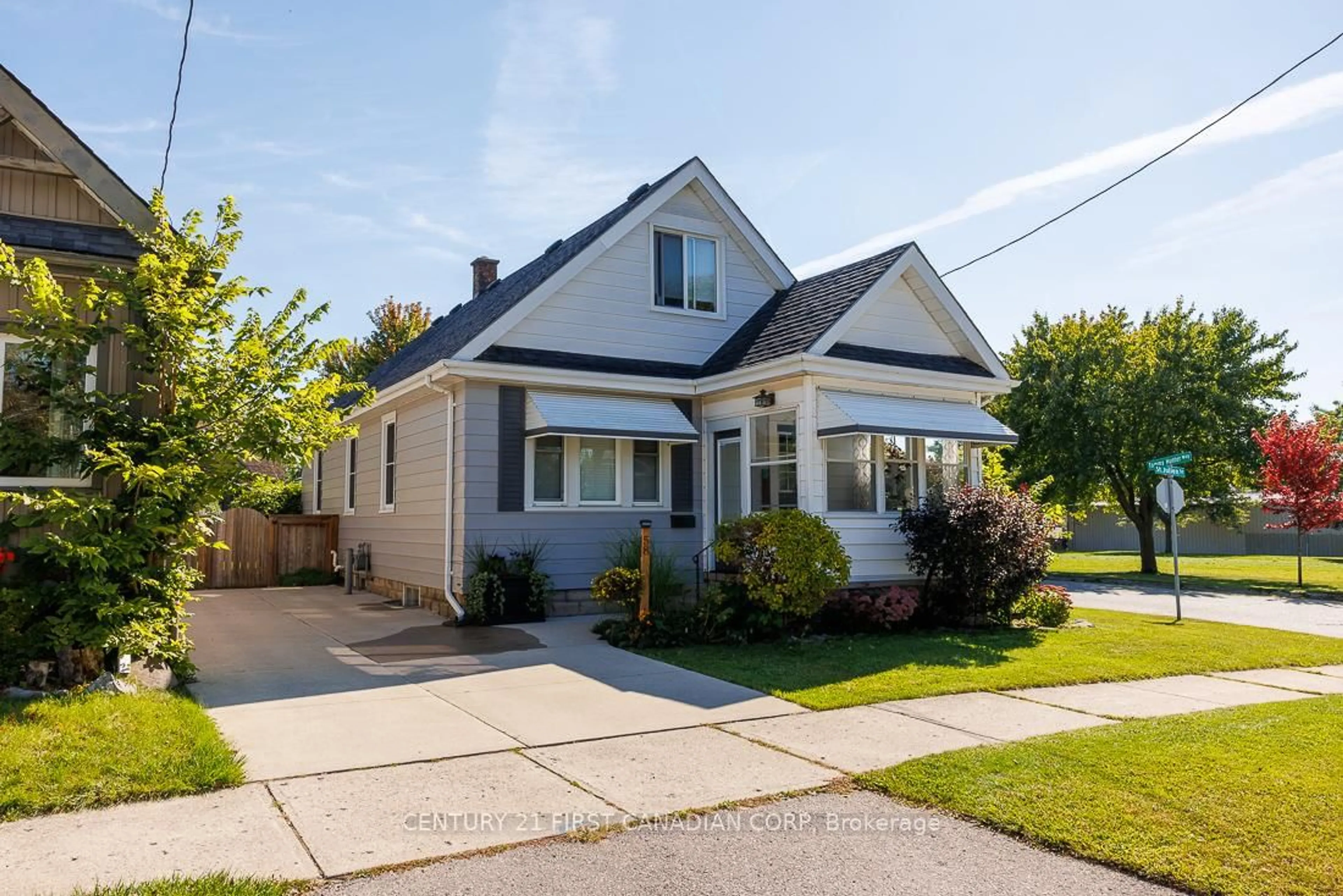 Home with vinyl exterior material, street for 58 St Julien St, London Ontario N5Z 2M6