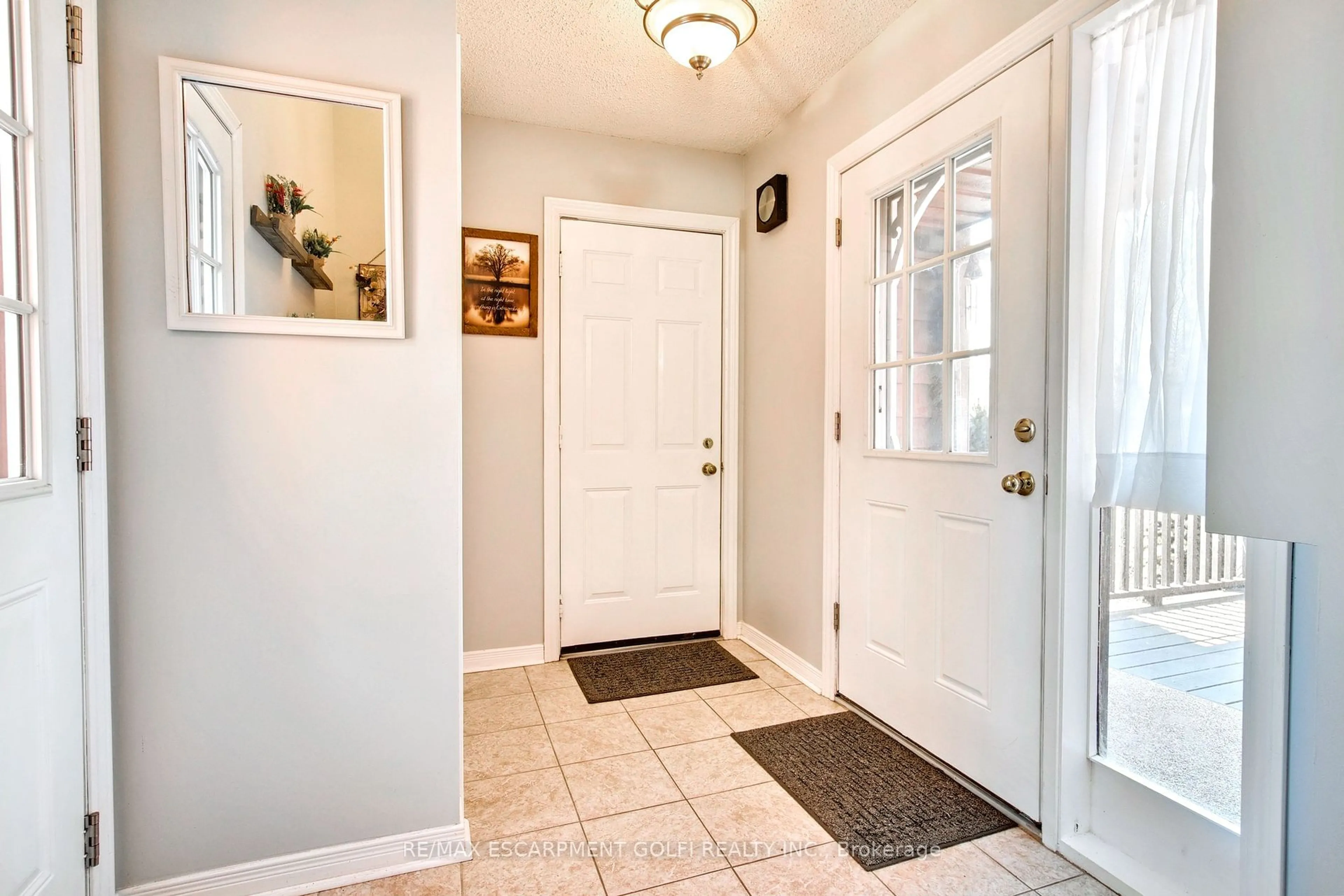 Indoor entryway for 660 Grandview Rd, Fort Erie Ontario L2A 4V5