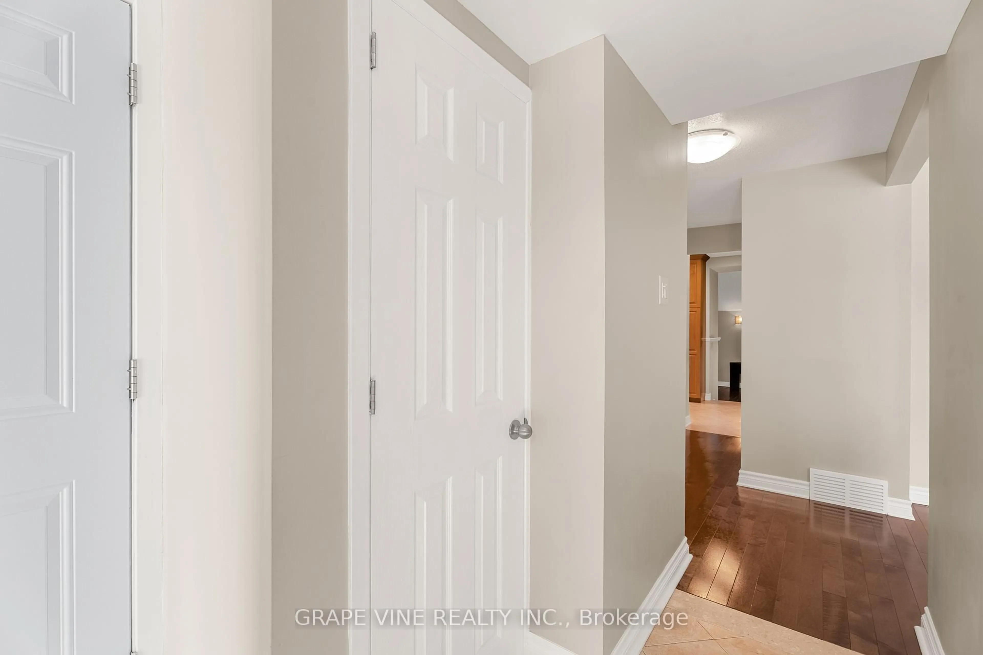 Indoor entryway for 55 Burnetts Gr Circ, Barrhaven Ontario K2J 1R8