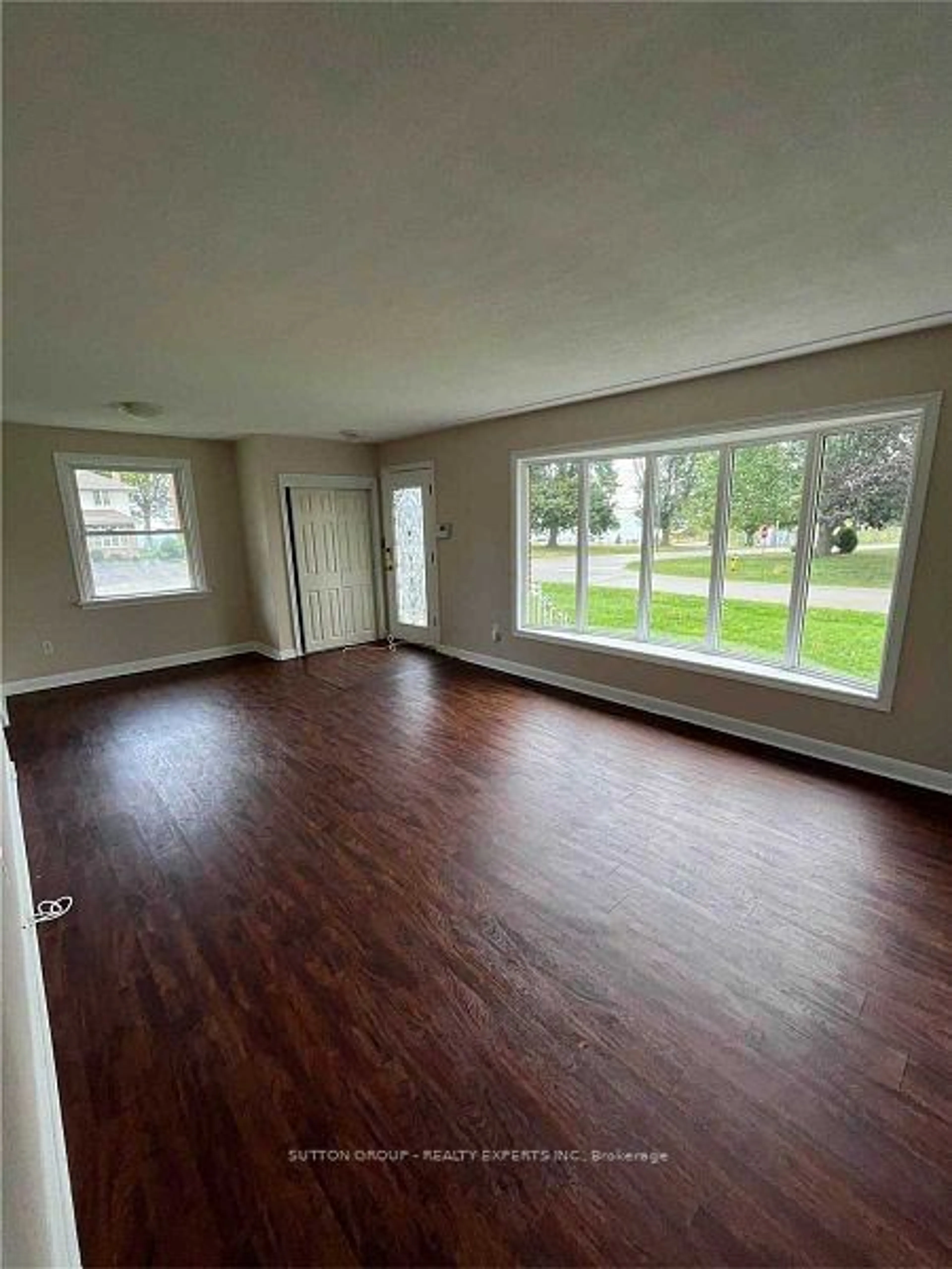 A pic of a room for 49 Whittaker Ave, Grimsby Ontario L3M 3J3