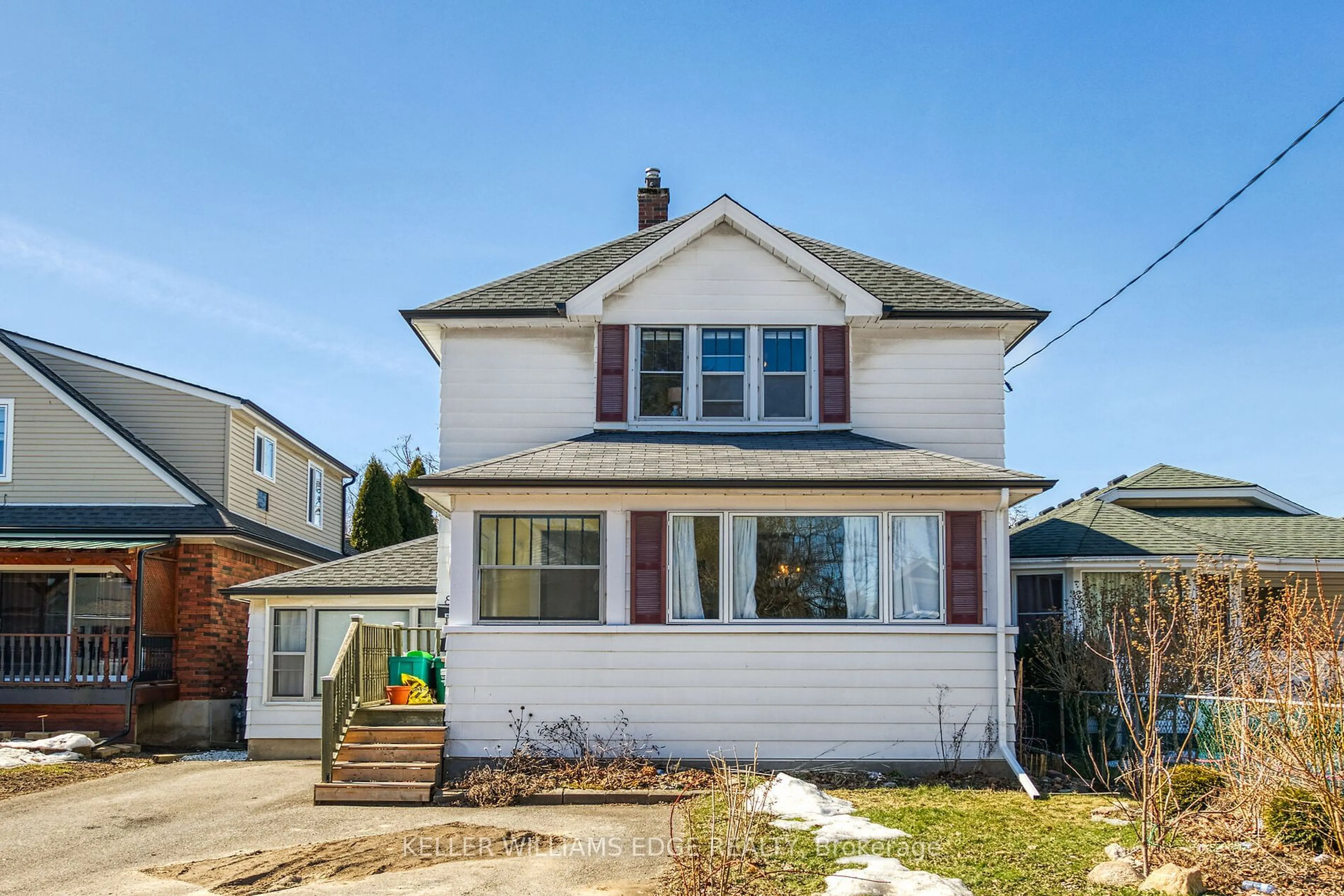 Home with vinyl exterior material, street for 89 York St, St. Catharines Ontario L2R 6E1