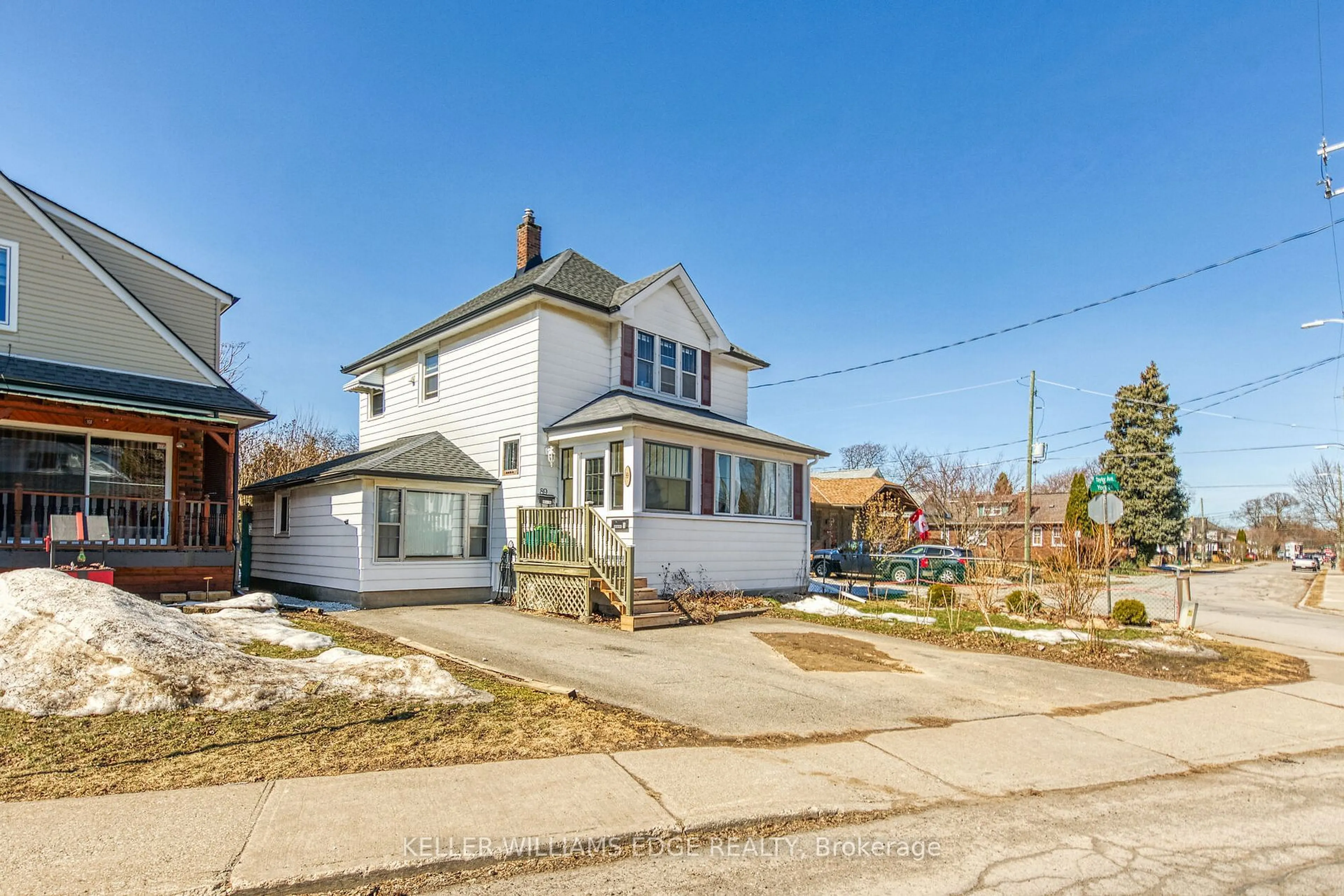 A pic from outside/outdoor area/front of a property/back of a property/a pic from drone, street for 89 York St, St. Catharines Ontario L2R 6E1