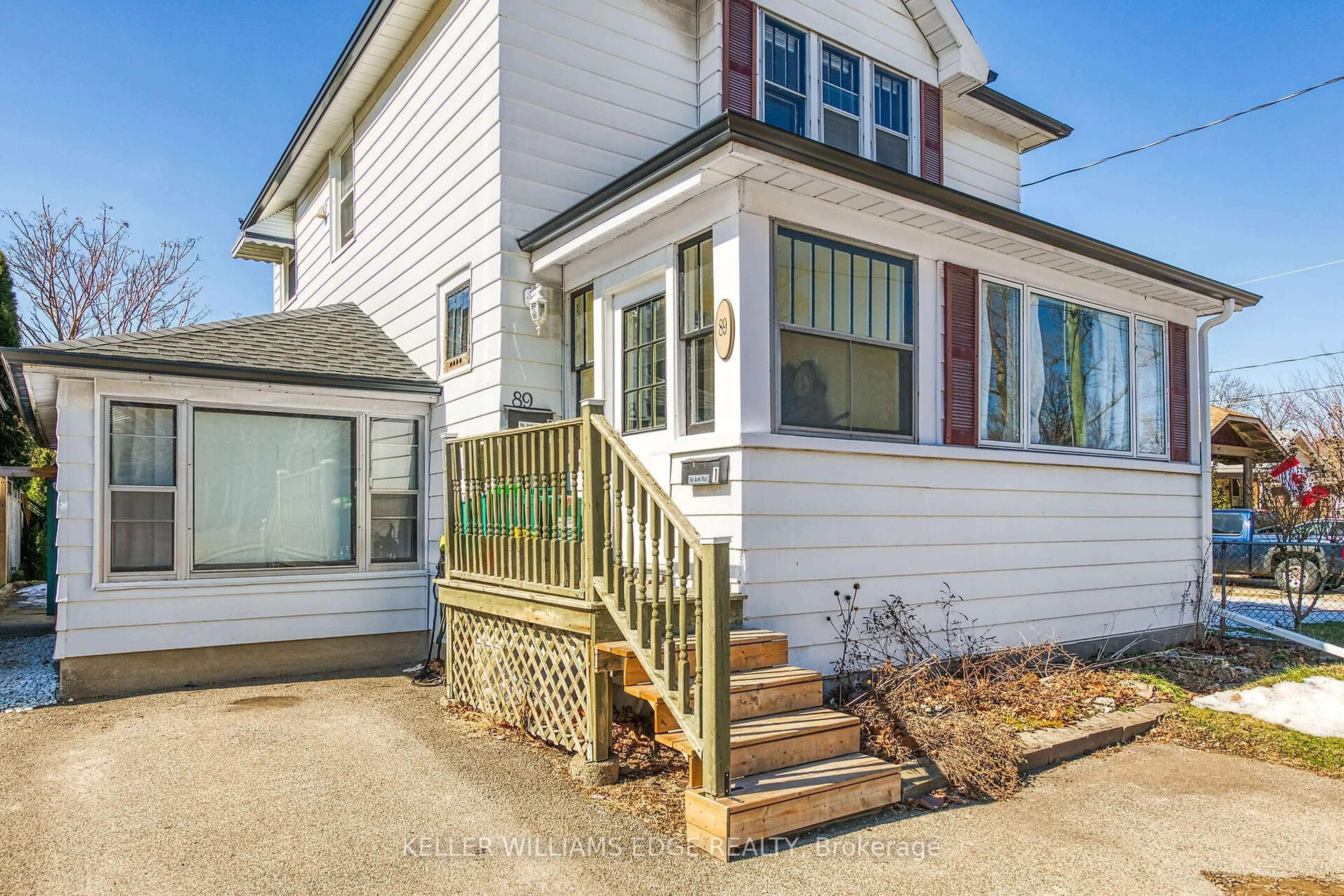 Home with vinyl exterior material, street for 89 York St, St. Catharines Ontario L2R 6E1