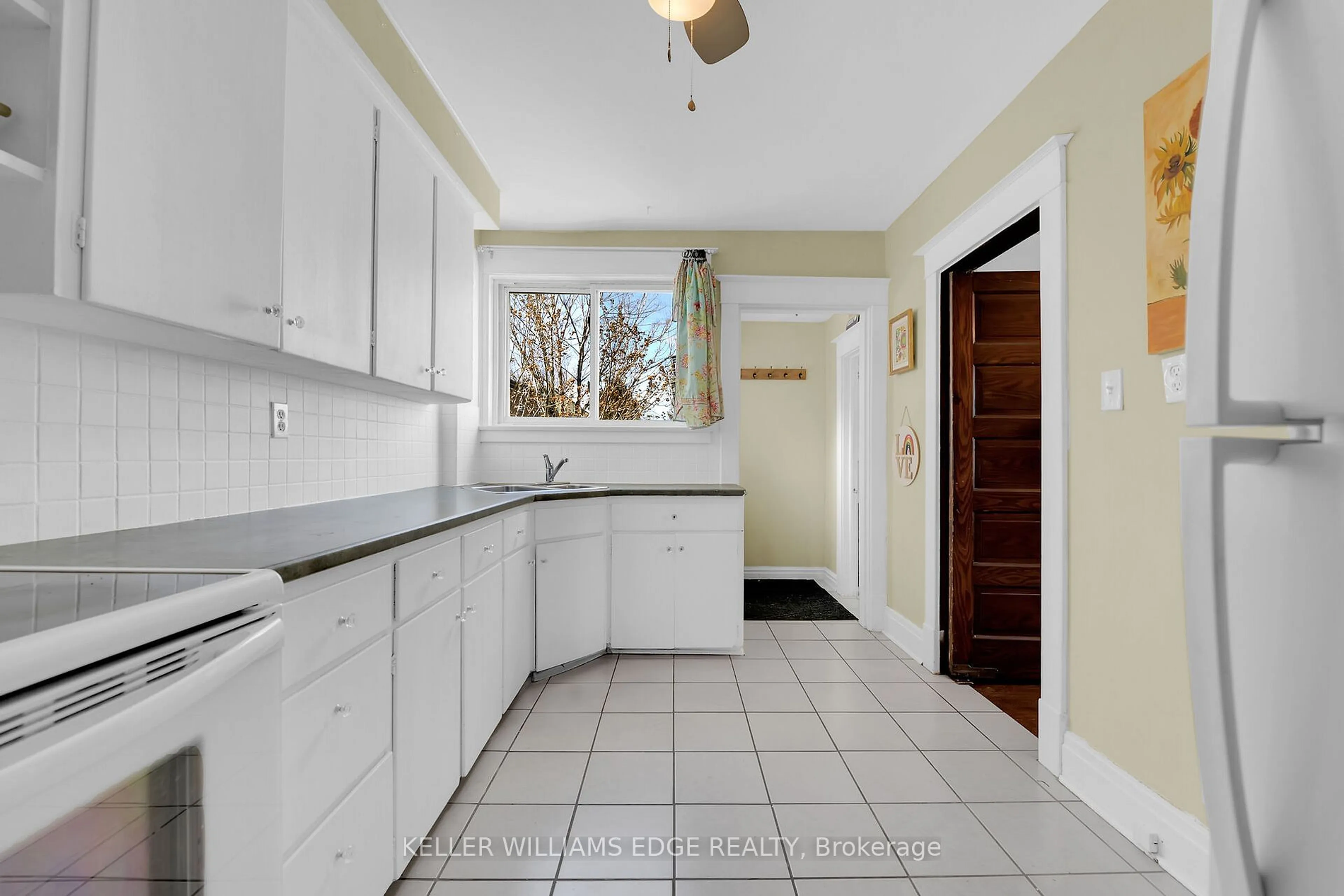 Standard kitchen, ceramic/tile floor for 89 York St, St. Catharines Ontario L2R 6E1