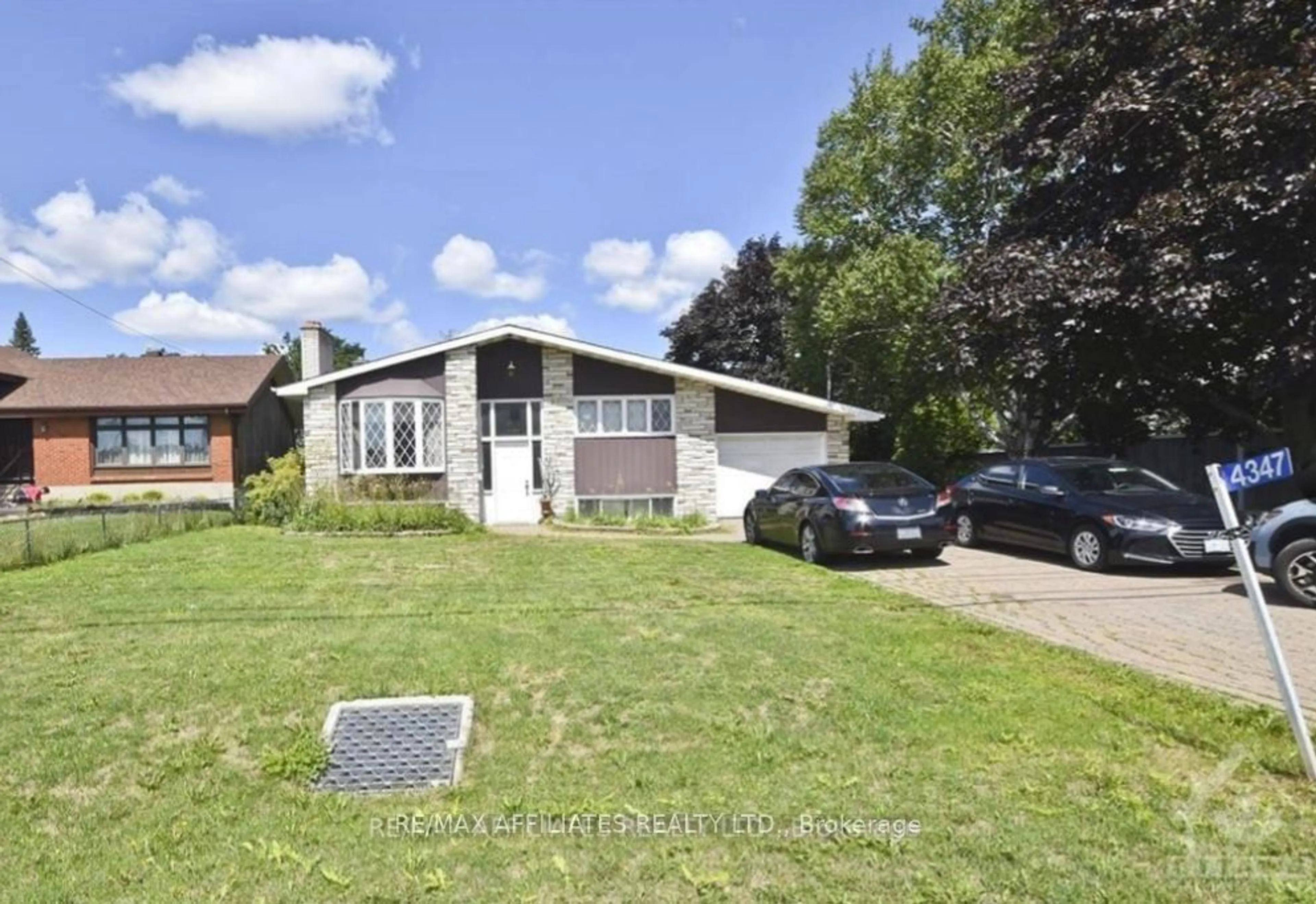 A pic from outside/outdoor area/front of a property/back of a property/a pic from drone, street for 4347 INNES Rd, Ottawa Ontario K1C 1T1