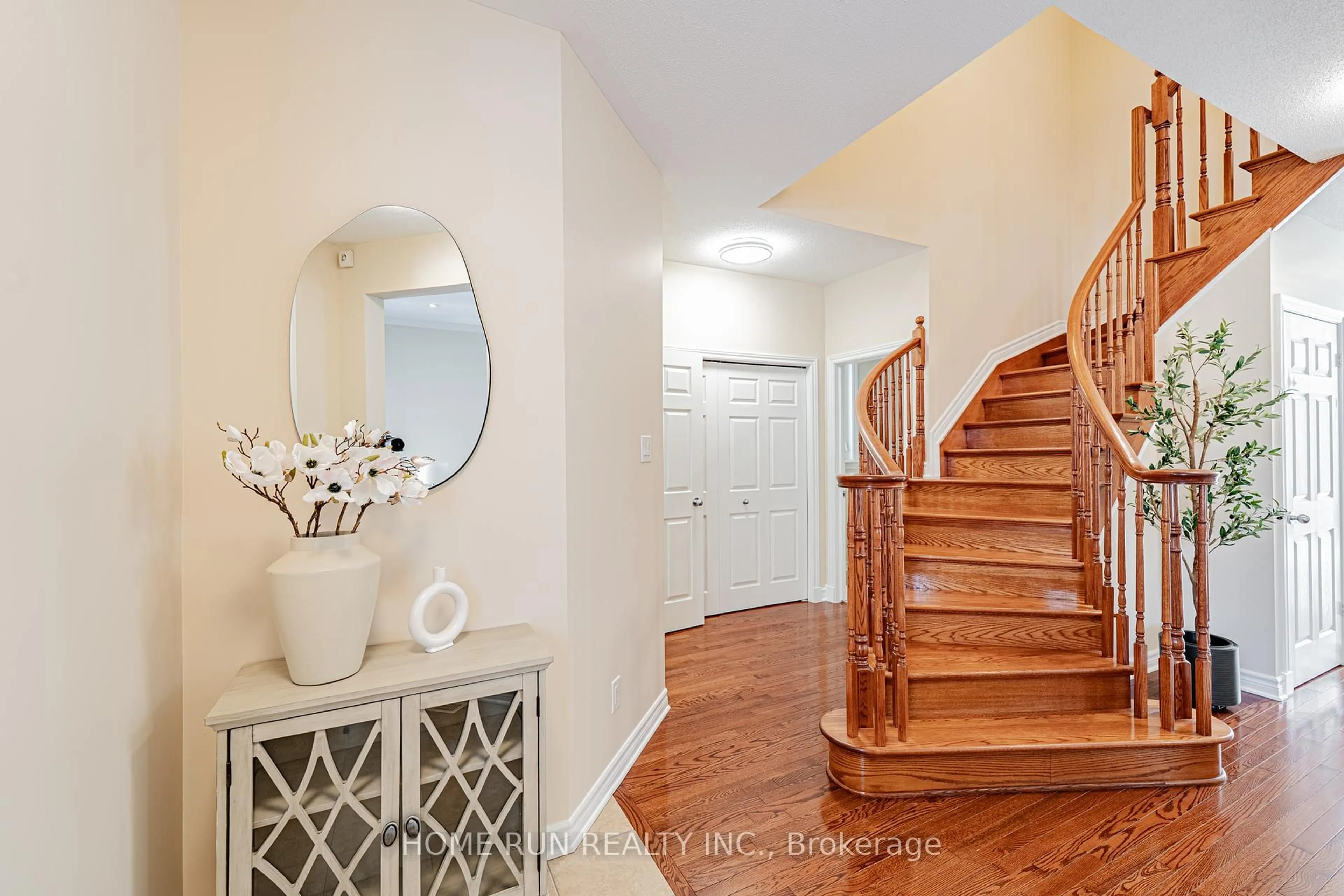 Indoor entryway for 302 Laughlin Circ, Kanata Ontario K2T 0E1