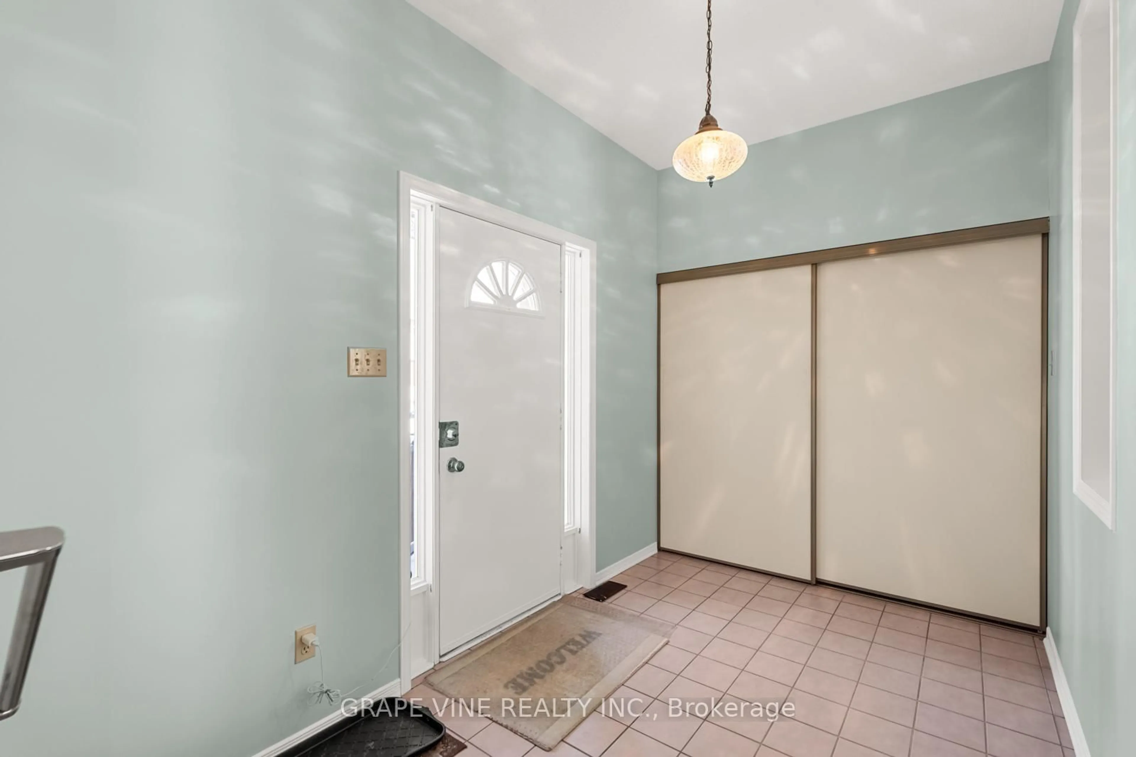 Indoor entryway for 71 Bramblegrove Cres, Hunt Club - South Keys and Area Ontario K1T 3E6