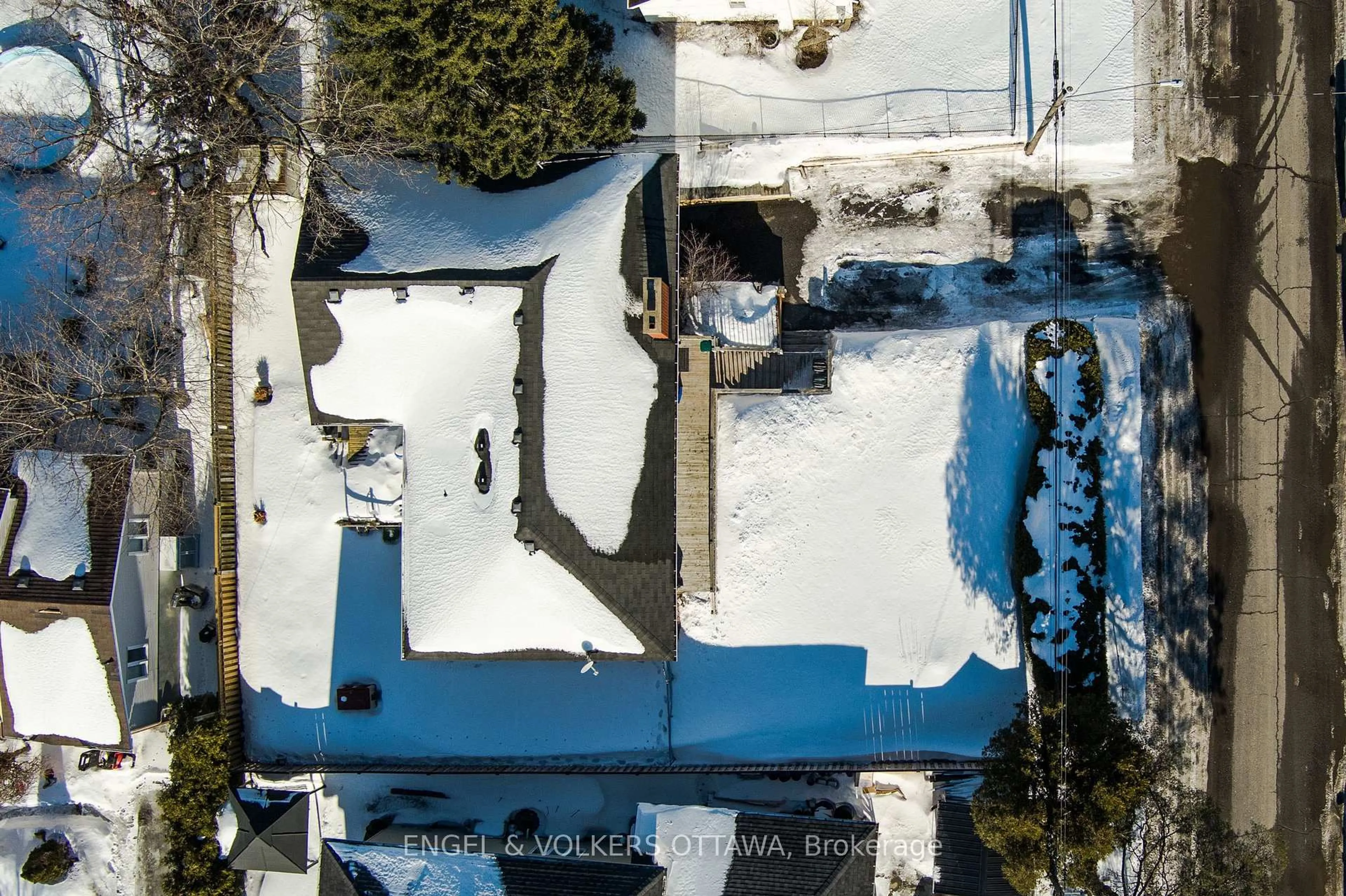 A pic from outside/outdoor area/front of a property/back of a property/a pic from drone, street for 1427 Rosebella Ave, Blossom Park - Airport and Area Ontario K1T 1E5