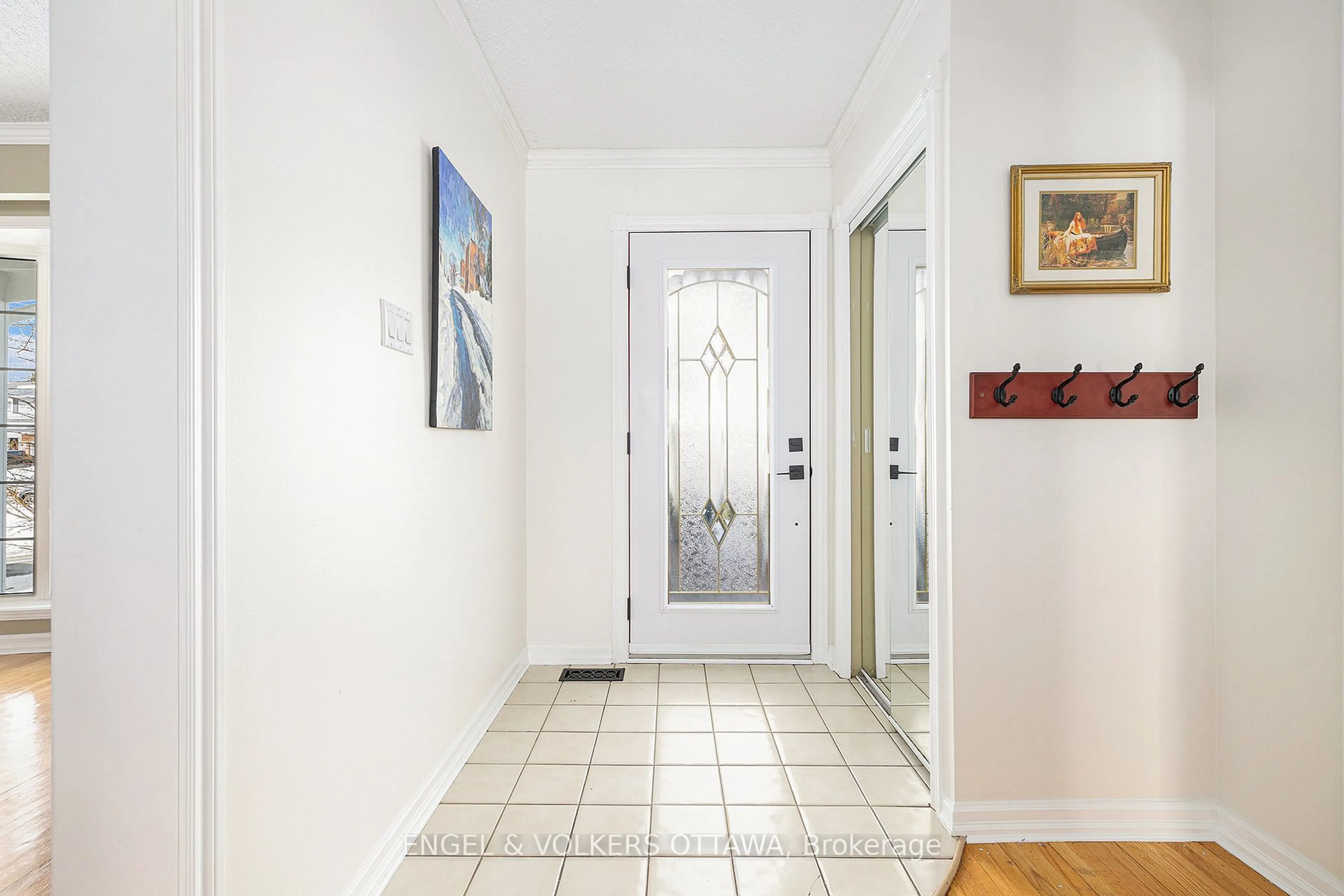 Indoor entryway for 12 Woodburn Dr, Blackburn Hamlet Ontario K1B 3A7