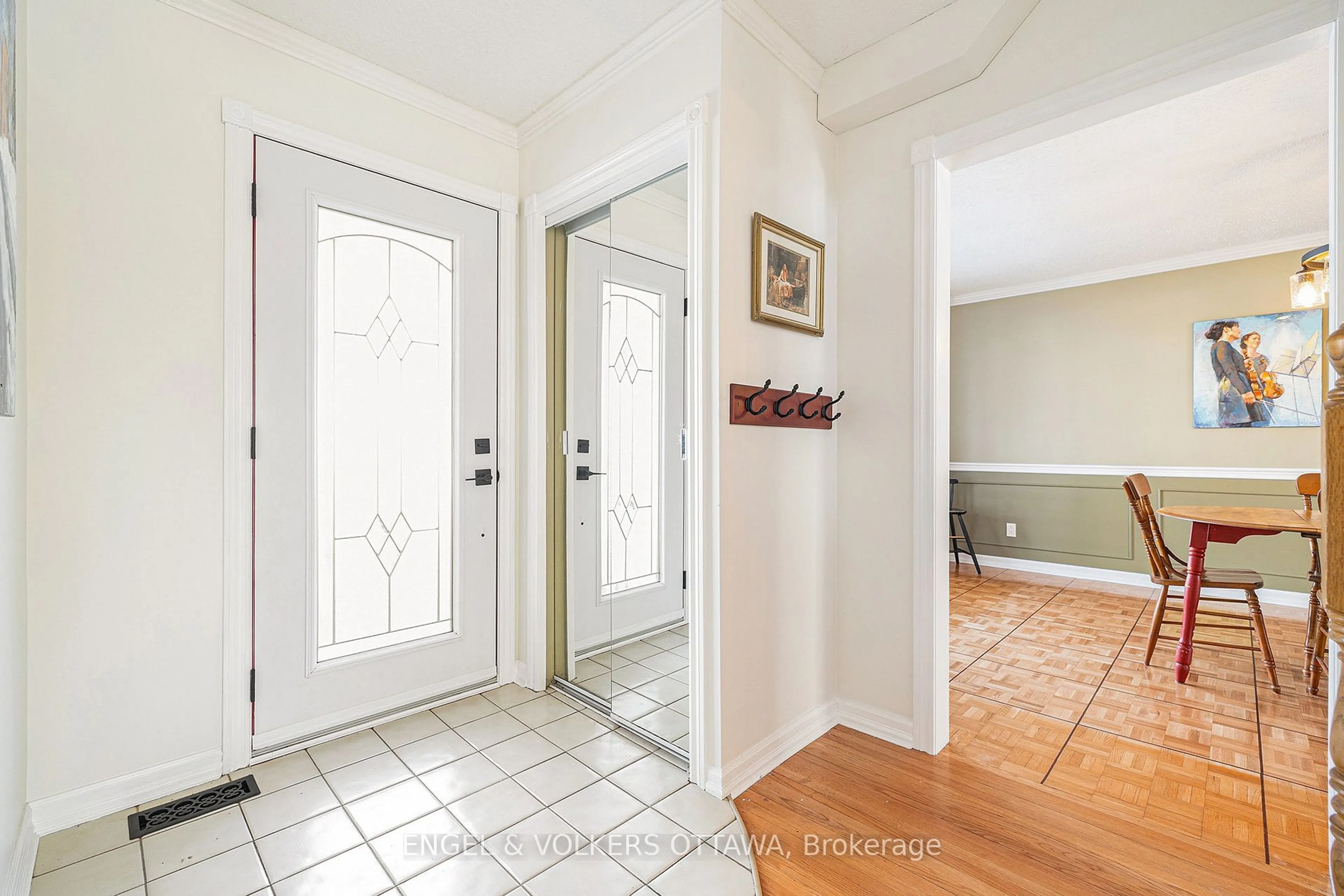 Indoor entryway for 12 Woodburn Dr, Blackburn Hamlet Ontario K1B 3A7