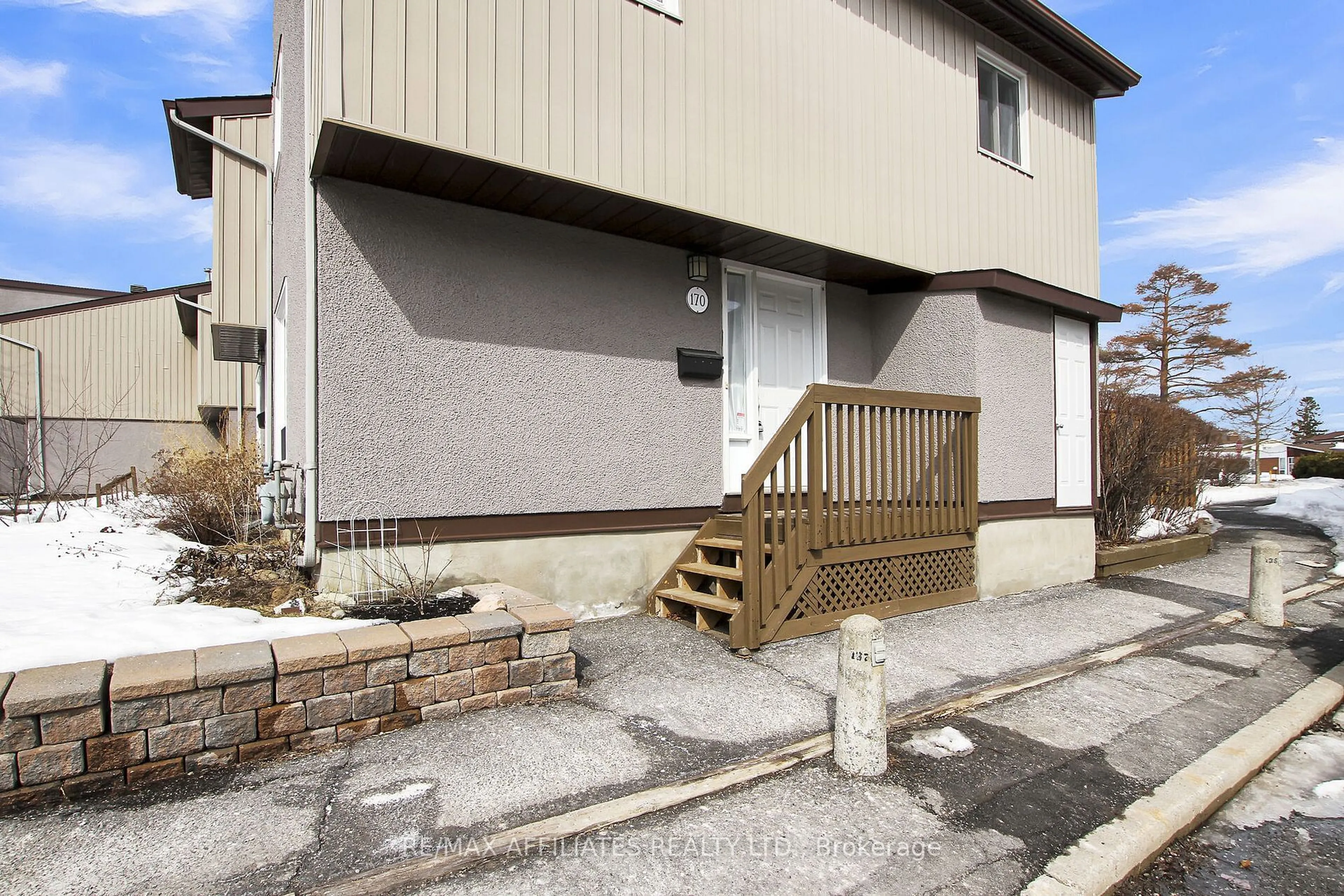 Patio, street for 170 Woodfield Dr, Tanglewood - Grenfell Glen - Pineglen Ontario K2G 3W8