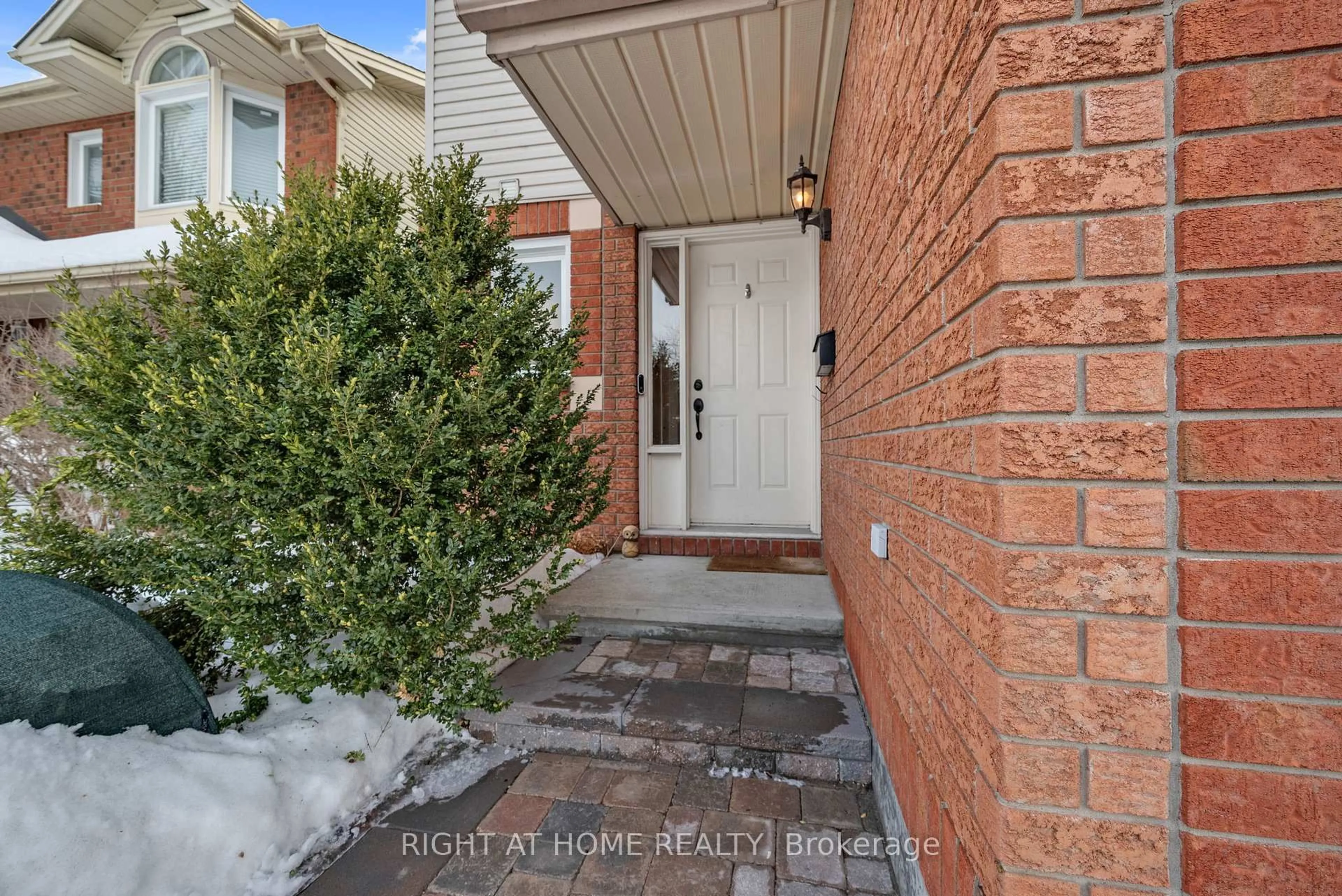 Indoor entryway for 100 Longshire Circ, Barrhaven Ontario K2J 4K8