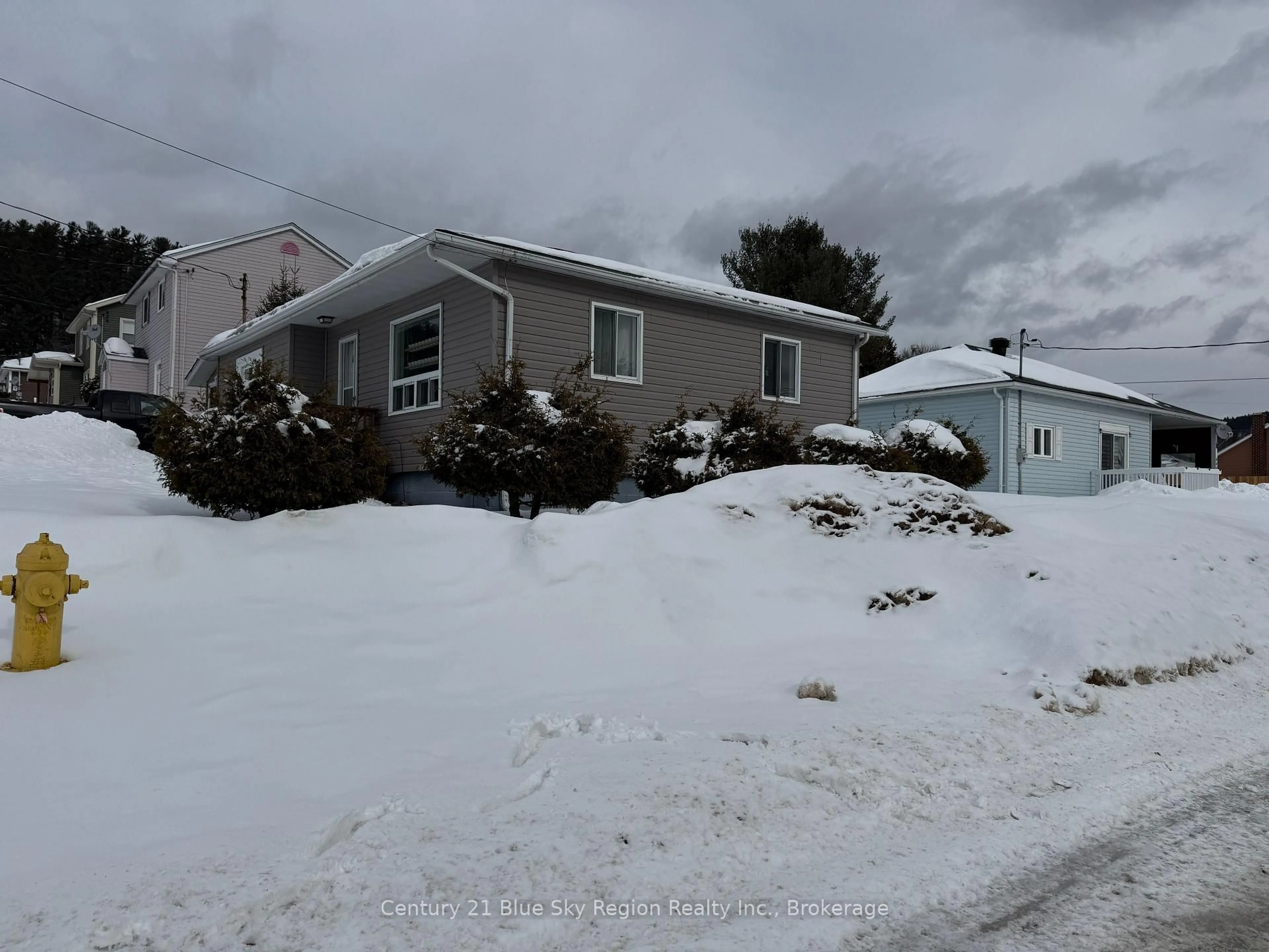 A pic from outside/outdoor area/front of a property/back of a property/a pic from drone, street for 311 SEVENTH St, Mattawa Ontario P0H 1V0