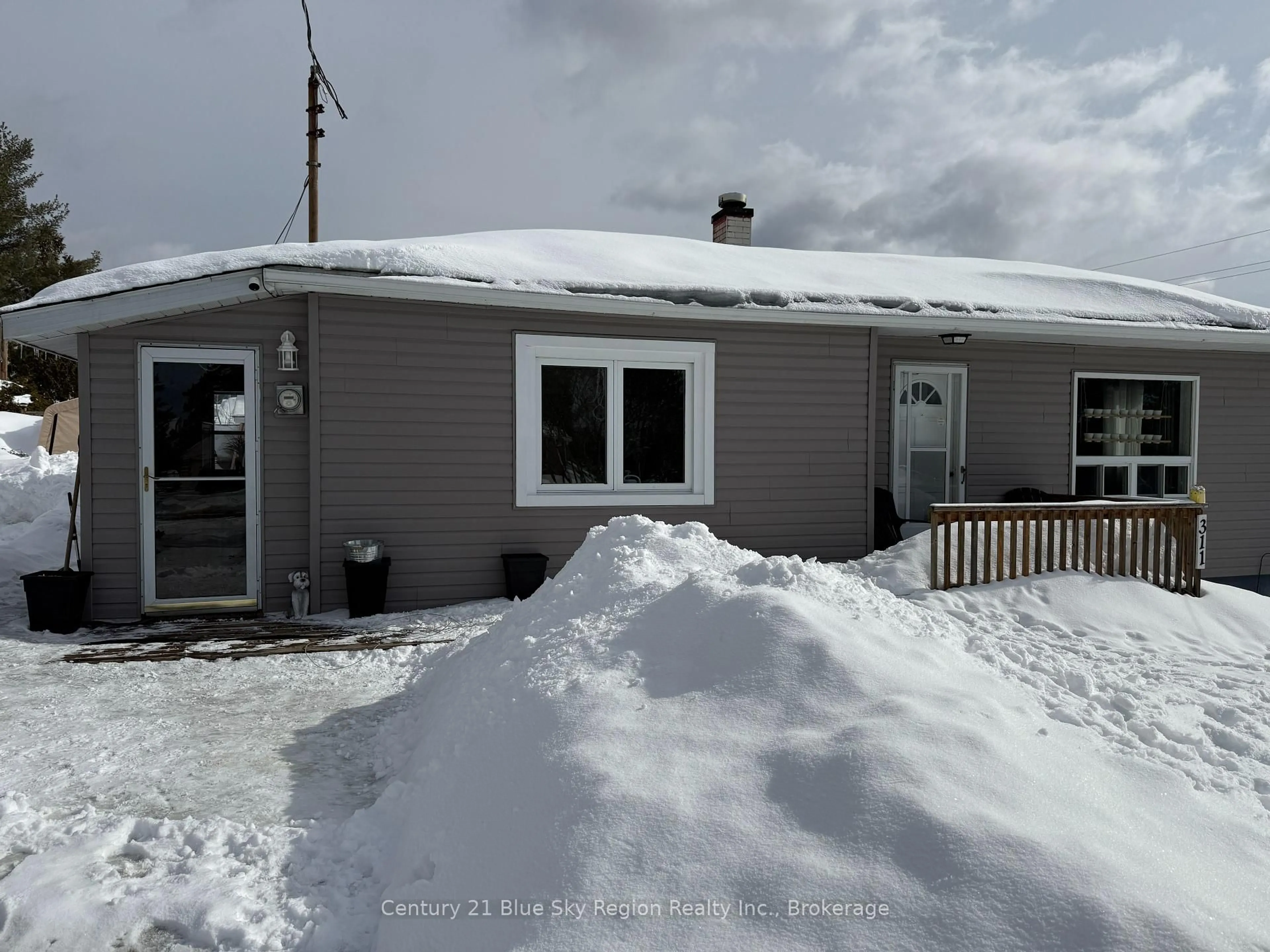 Home with vinyl exterior material, street for 311 SEVENTH St, Mattawa Ontario P0H 1V0