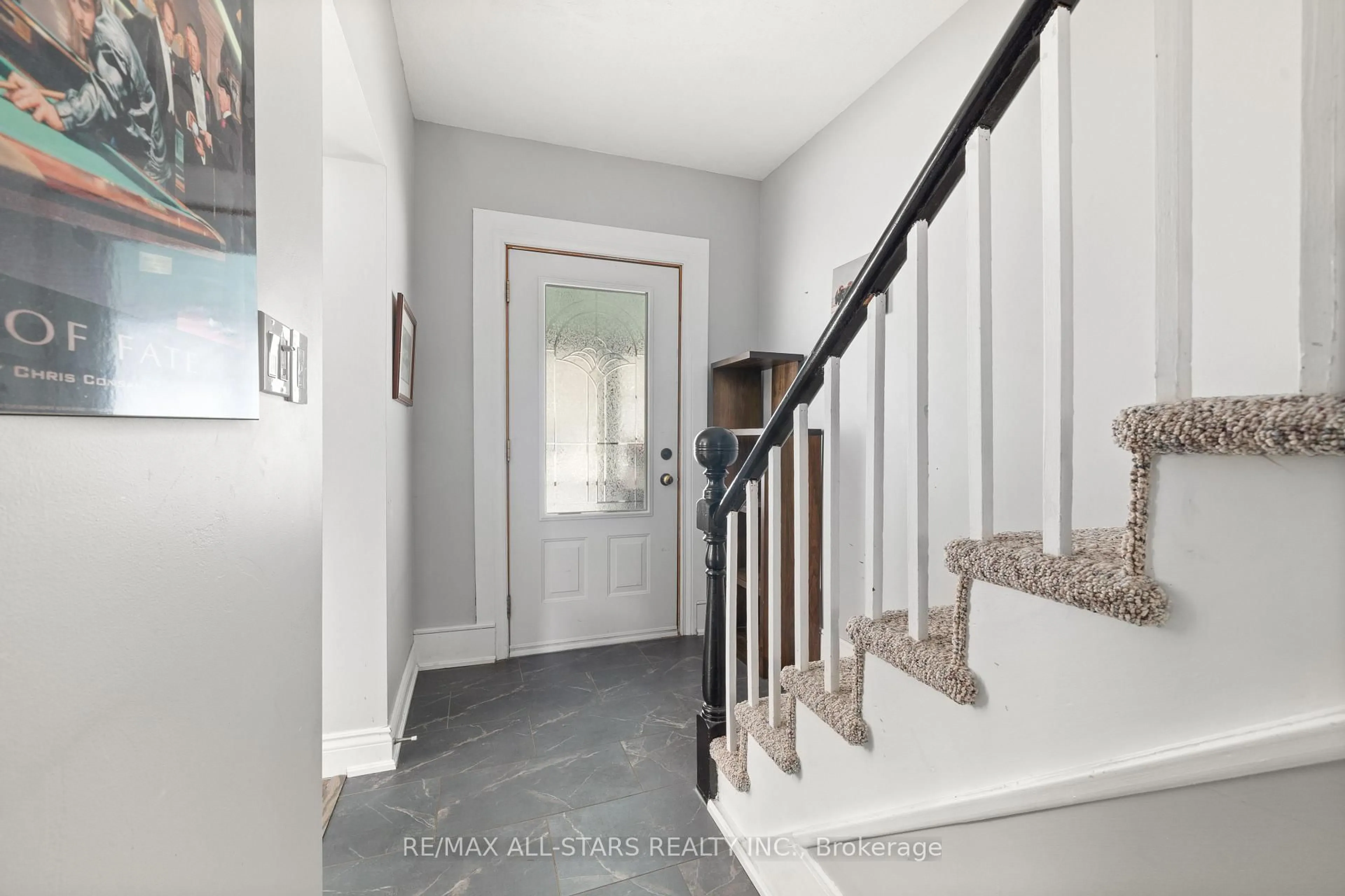 Indoor entryway for 32 Bond St, Kawartha Lakes Ontario K0M 1N0