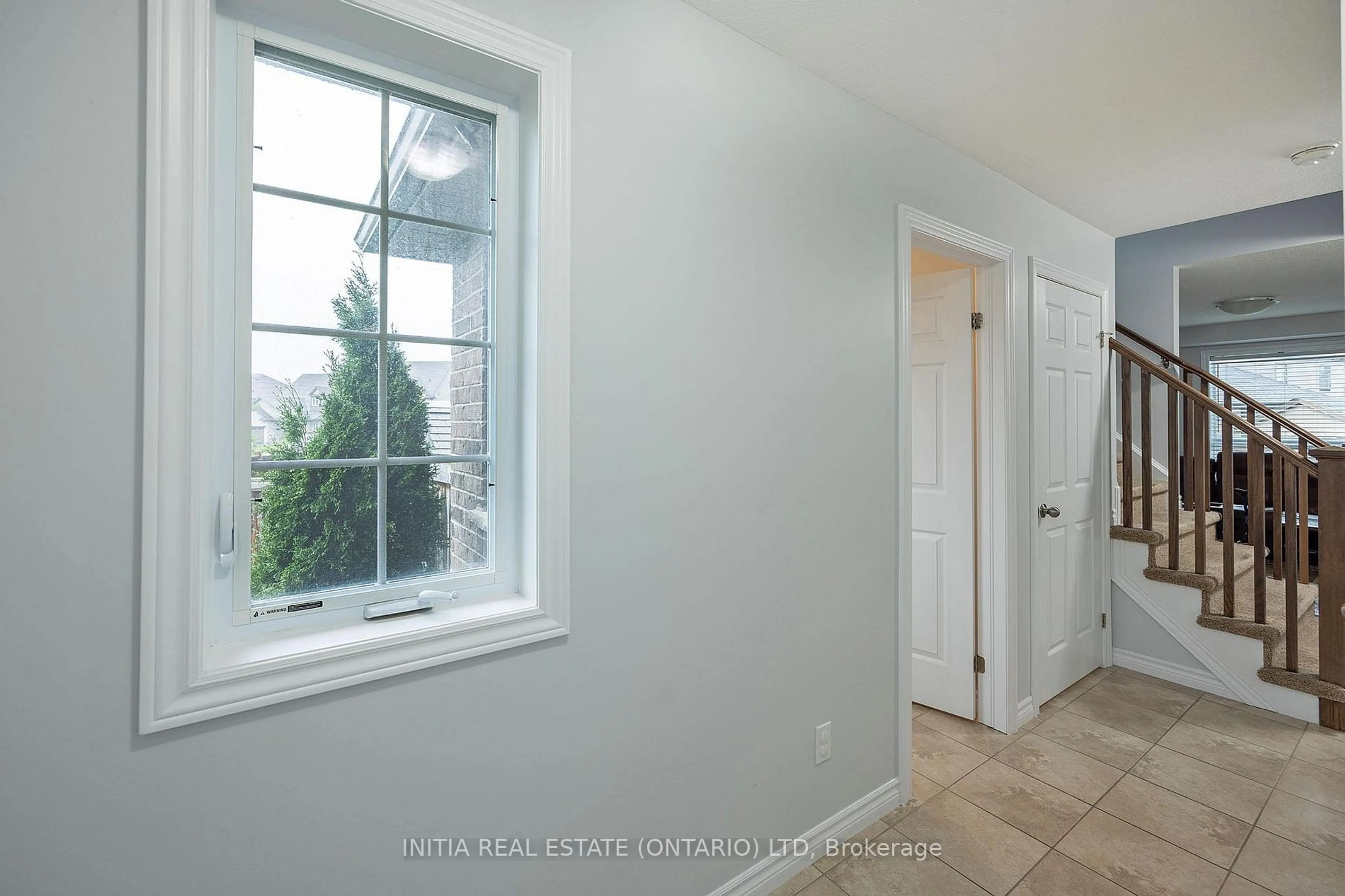 Indoor entryway for 2711 Foxbend Link, London Ontario N6G 5B4