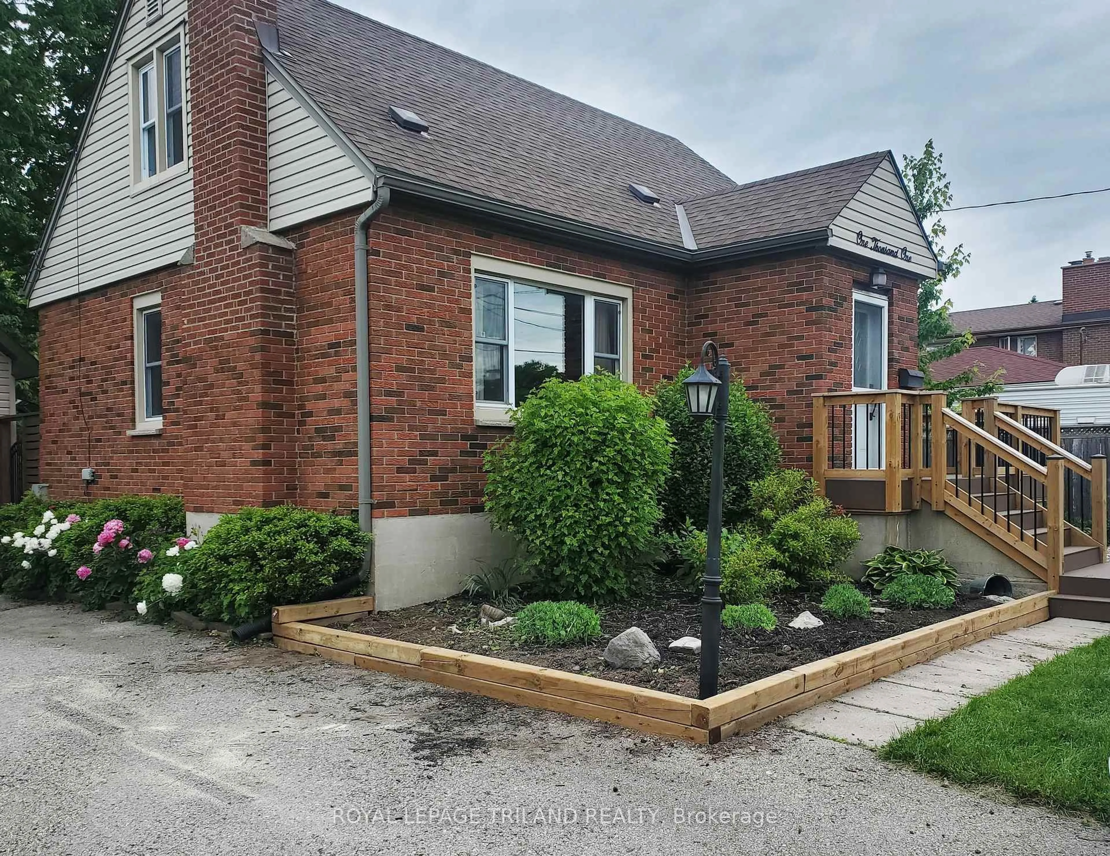 Home with brick exterior material, street for 1001 Willow Dr, London Ontario N6E 1P4