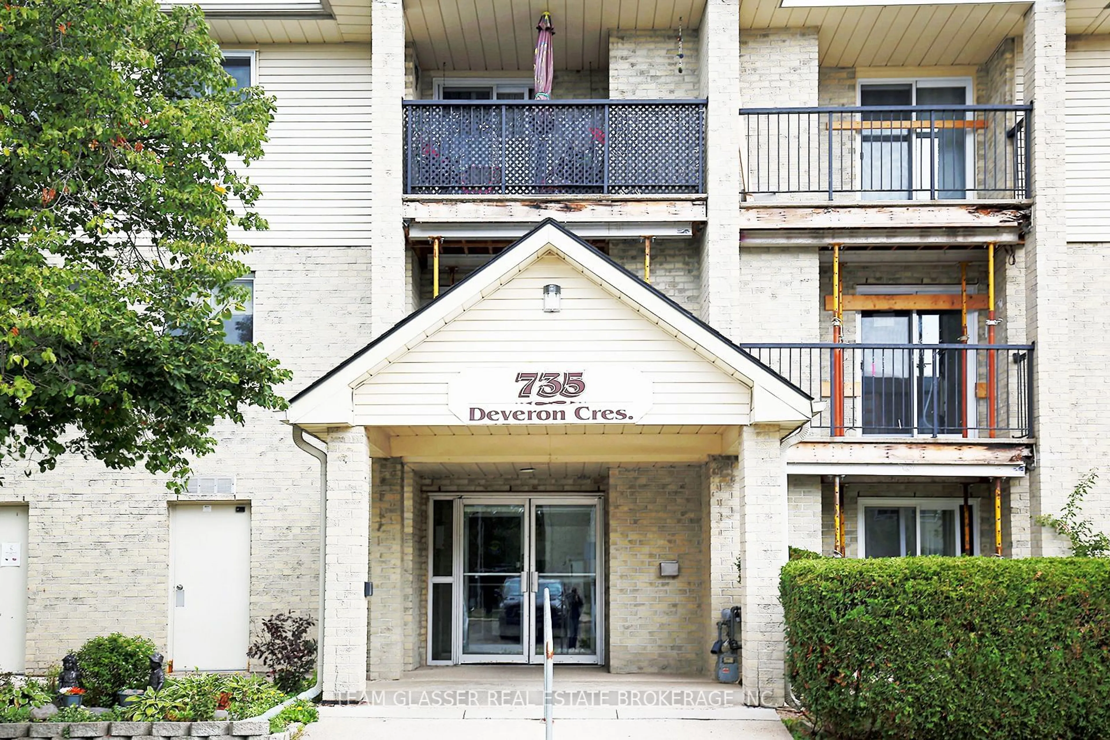 Indoor foyer for 735 DEVERON Cres #311, London Ontario N5Z 4X8