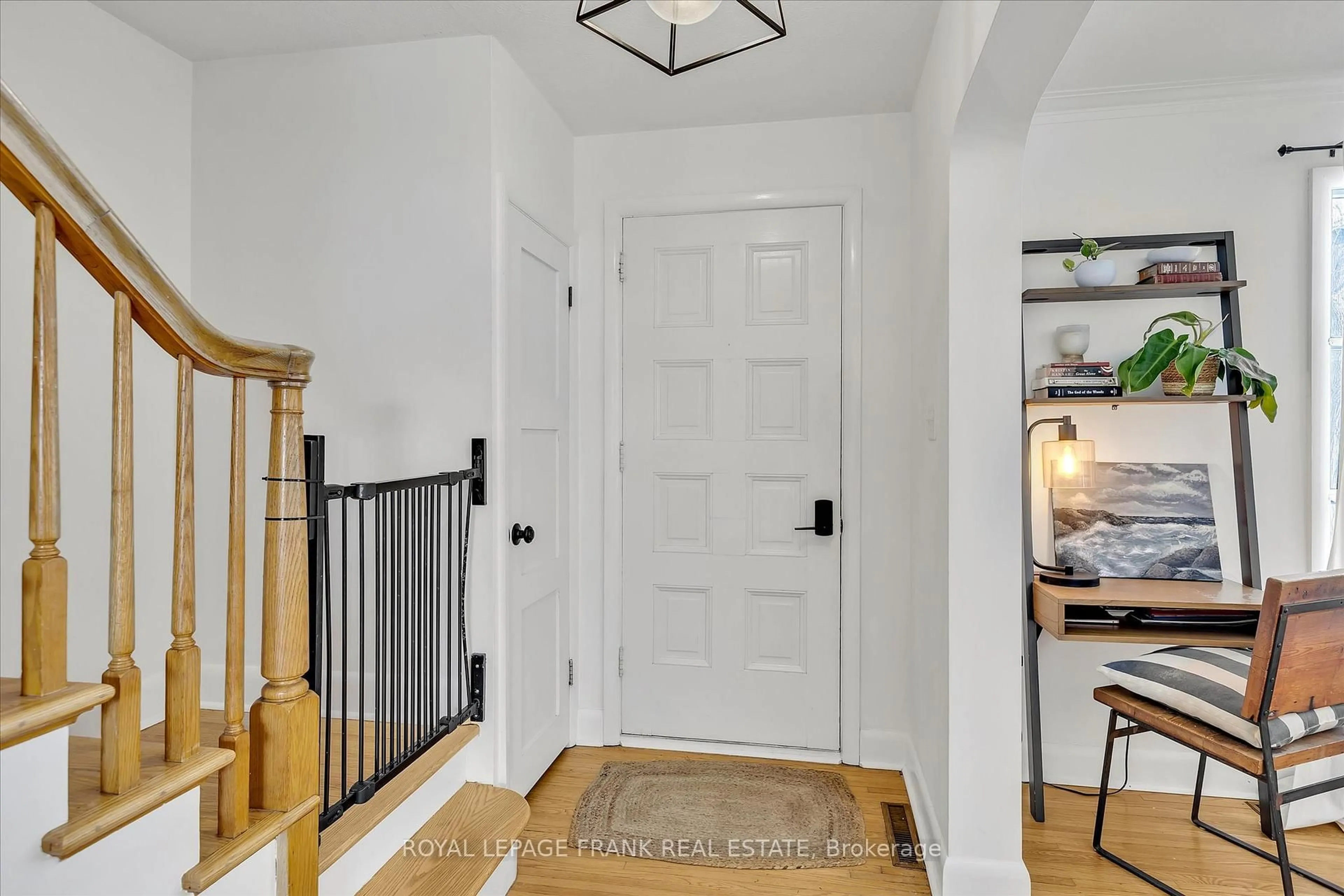 Indoor entryway for 661 Walkerfield Ave, Peterborough Ontario K9J 4W1