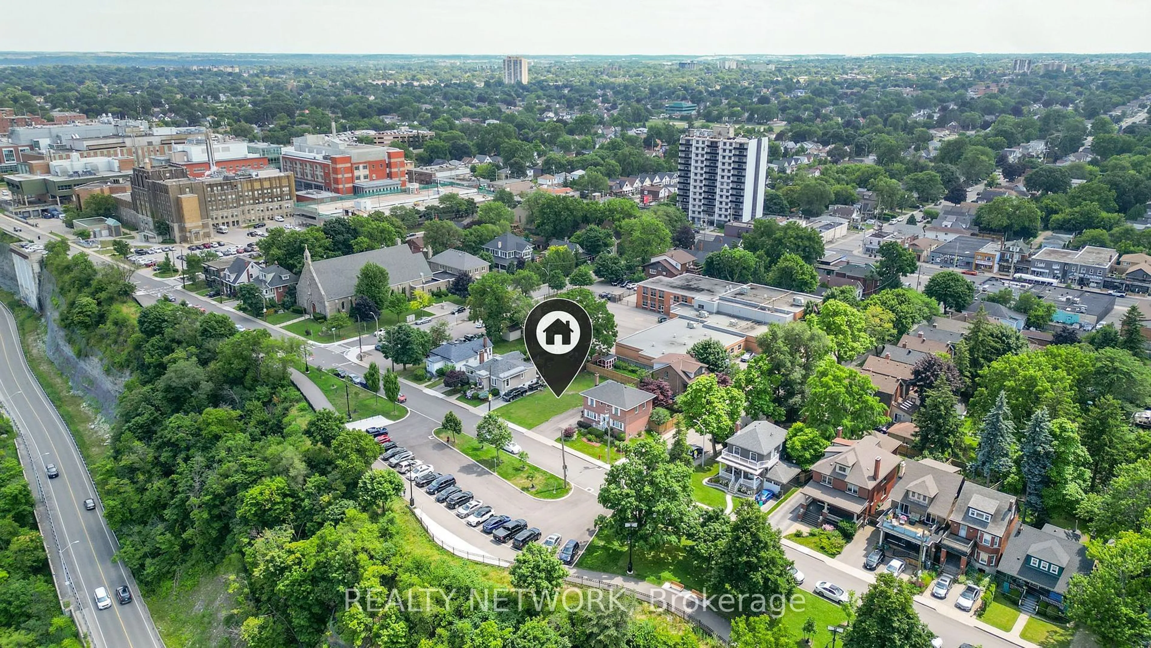 A pic from outside/outdoor area/front of a property/back of a property/a pic from drone, city buildings view from balcony for 238 Mountain Park Ave, Hamilton Ontario L8V 1A4