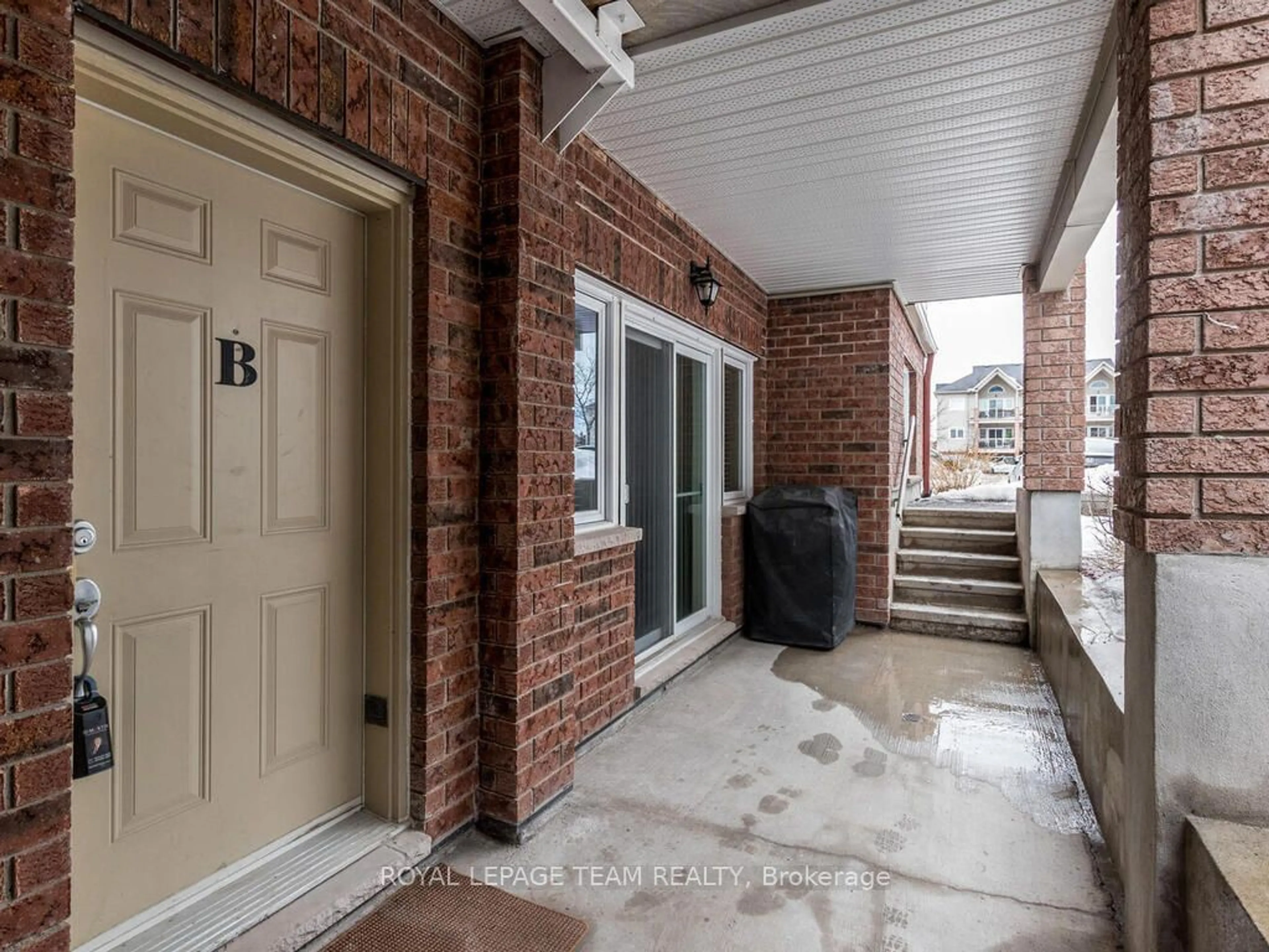 Indoor entryway for 1113 Stittsville Main St #B, Stittsville - Munster - Richmond Ontario K2S 0C8