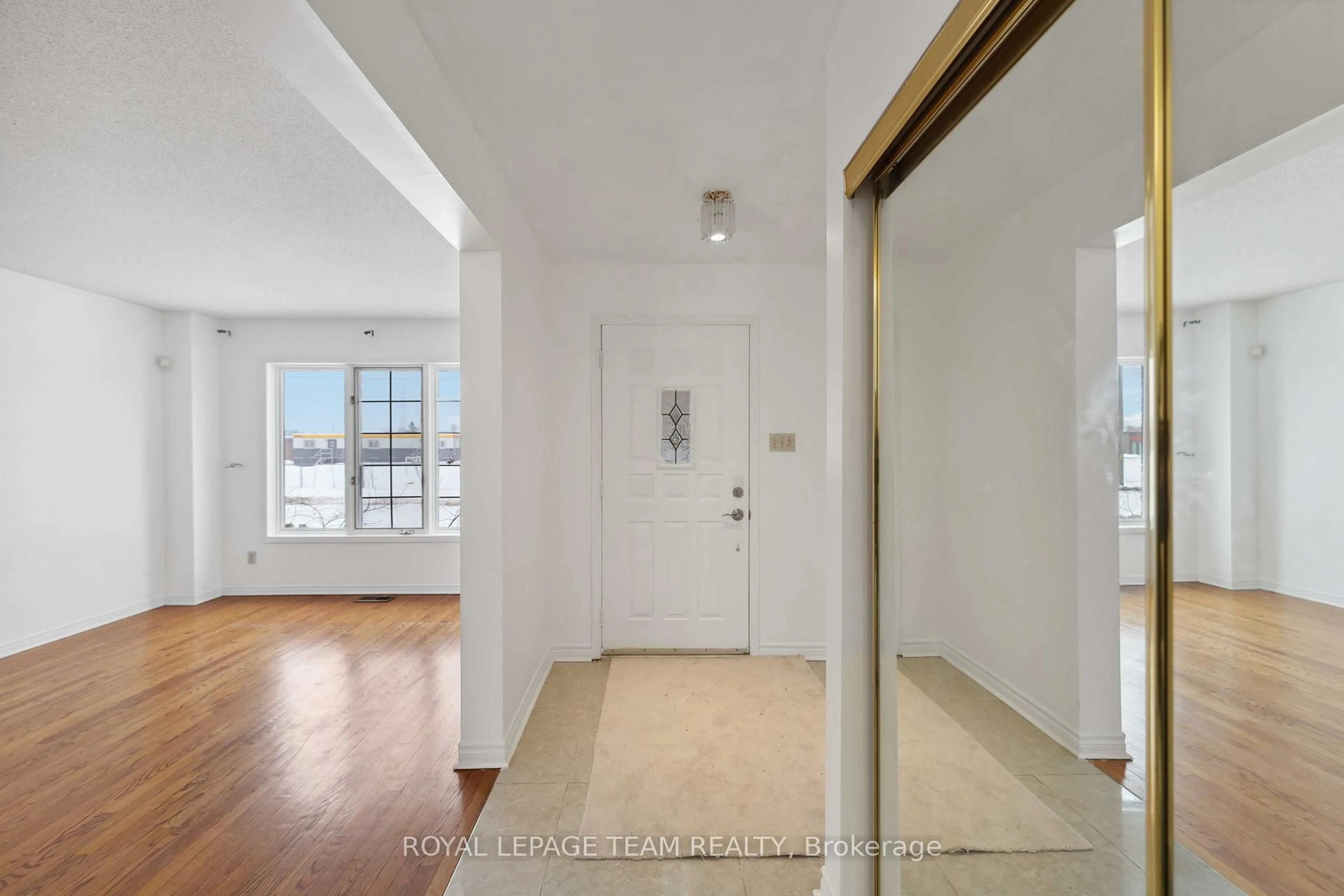 Indoor entryway for 1327 Brookline Ave, Ottawa Ontario K1V 6S2