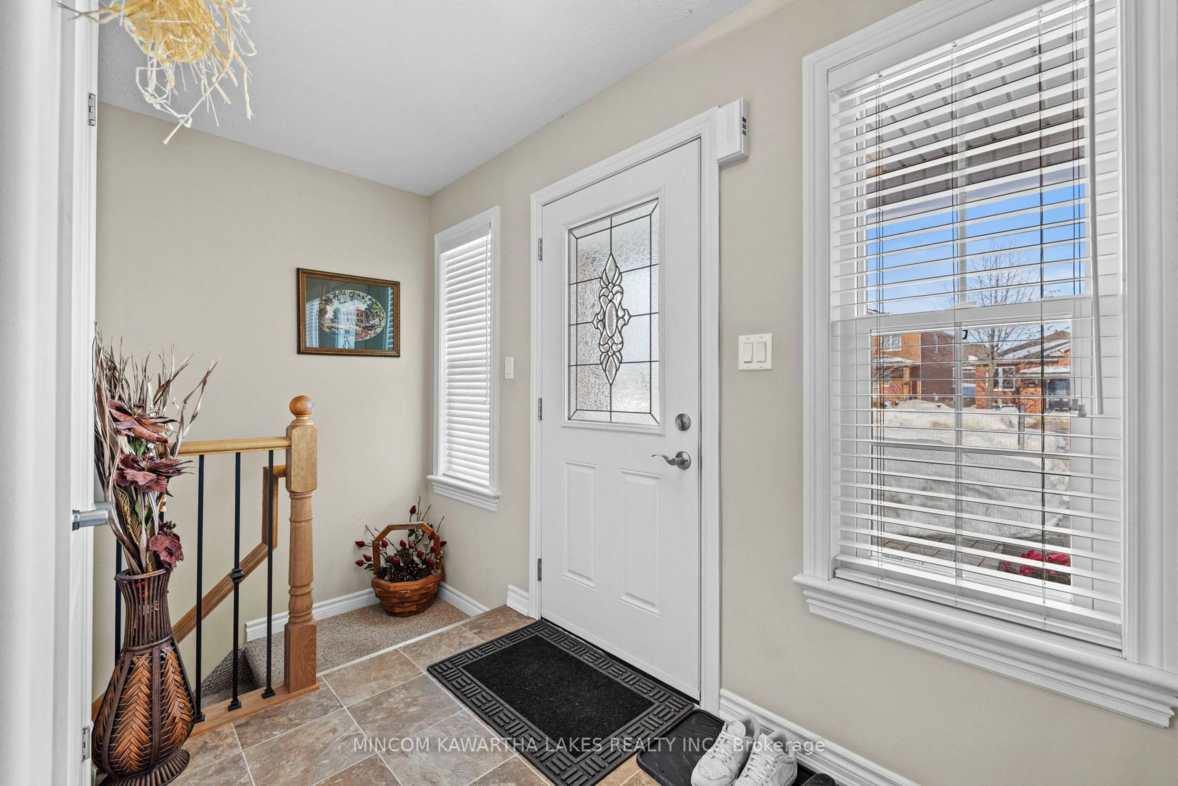 Indoor entryway for 46 Laurent Blvd, Kawartha Lakes Ontario K9V 6J7