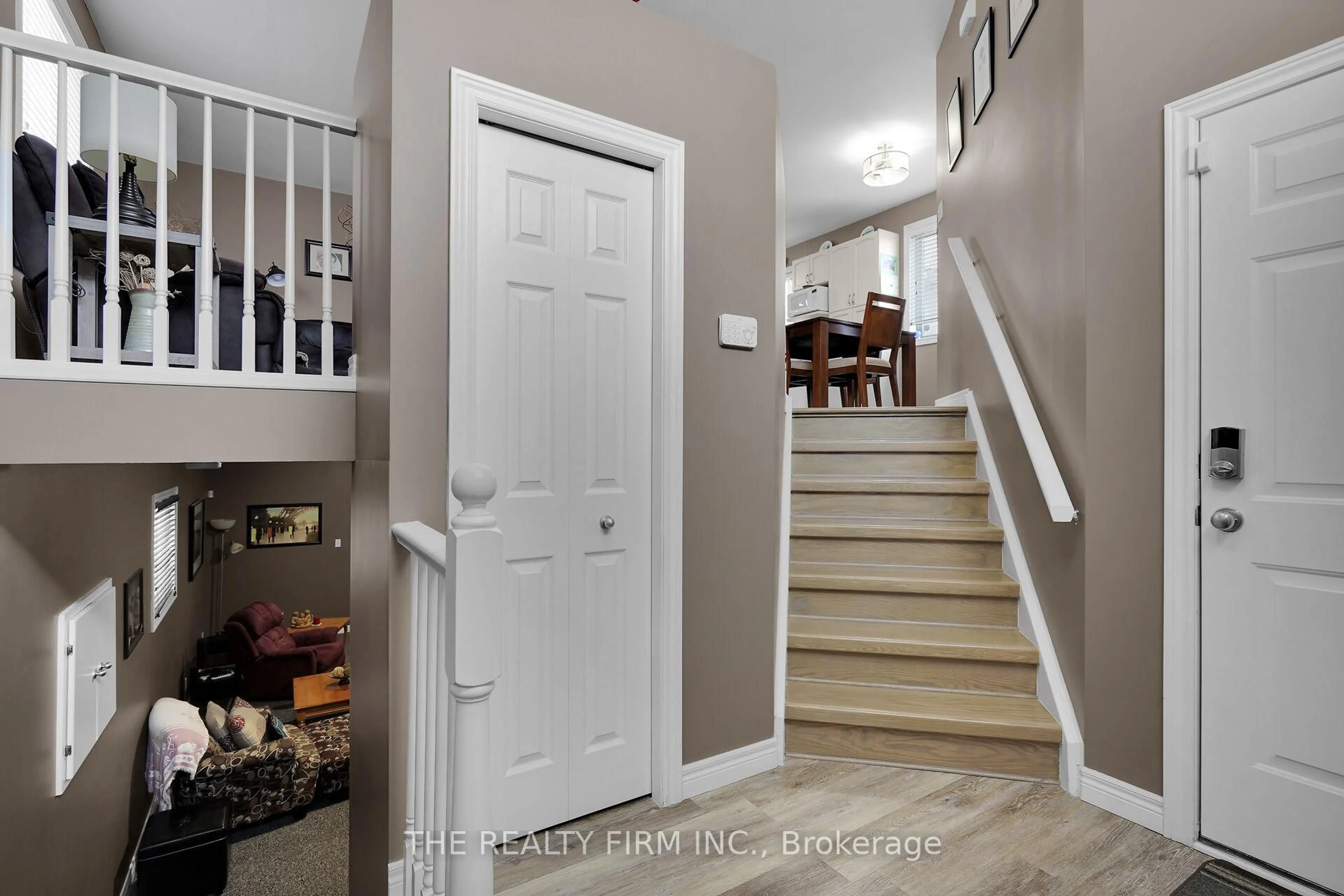 Indoor entryway for 1864 Marconi Blvd, London Ontario N5V 4Y3