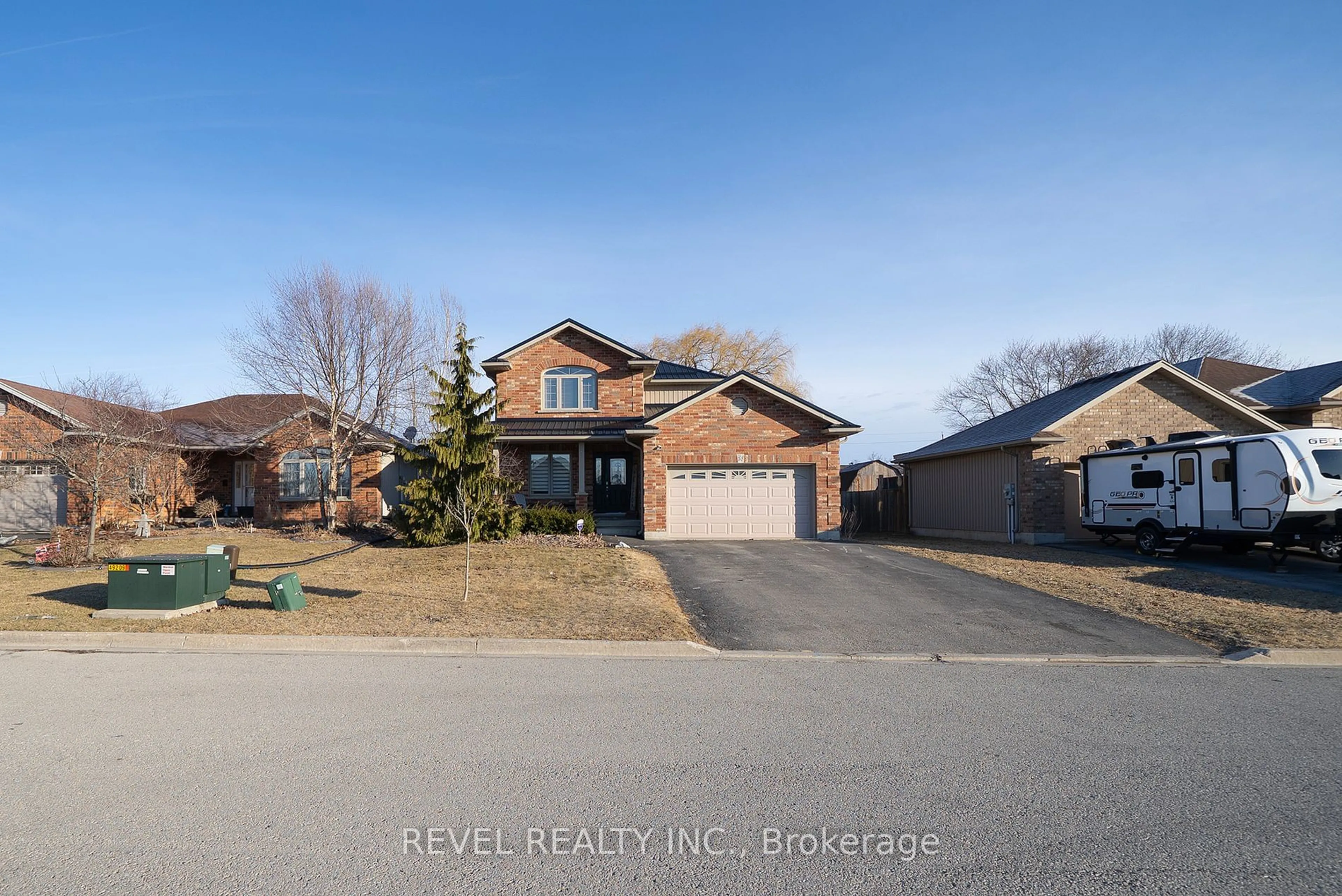 A pic from outside/outdoor area/front of a property/back of a property/a pic from drone, street for 38 Davis St, Haldimand Ontario N0A 1J0