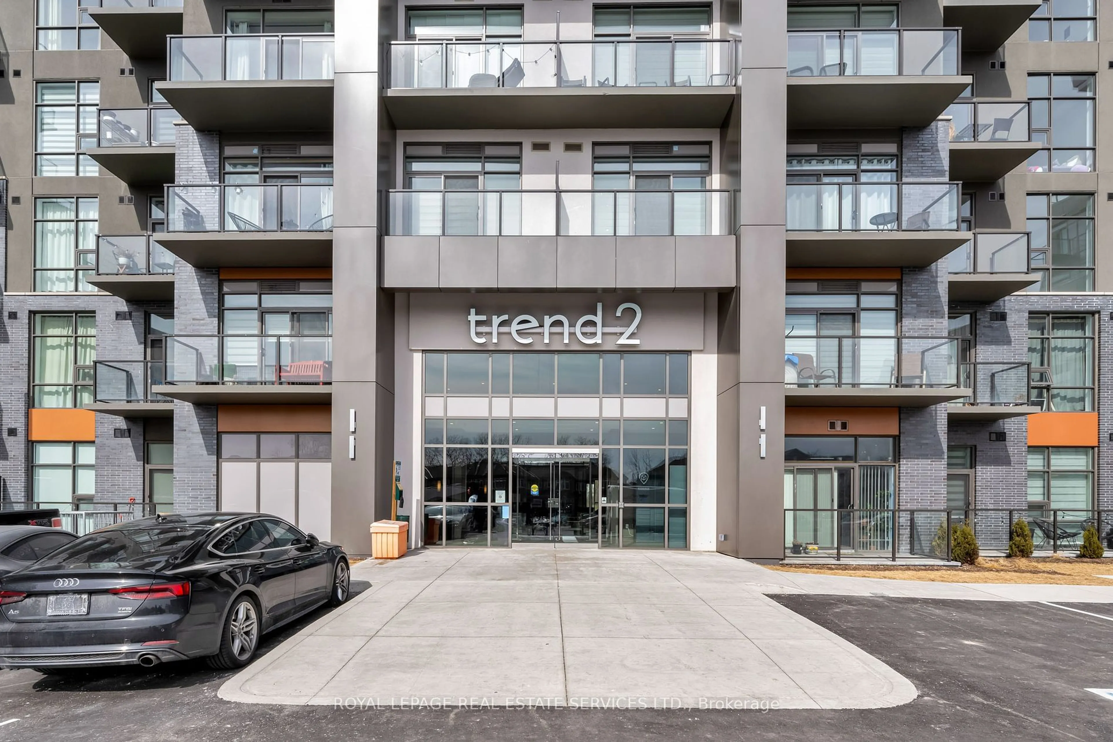 Indoor foyer for 460 Dundas St #1203, Hamilton Ontario L8B 2A5