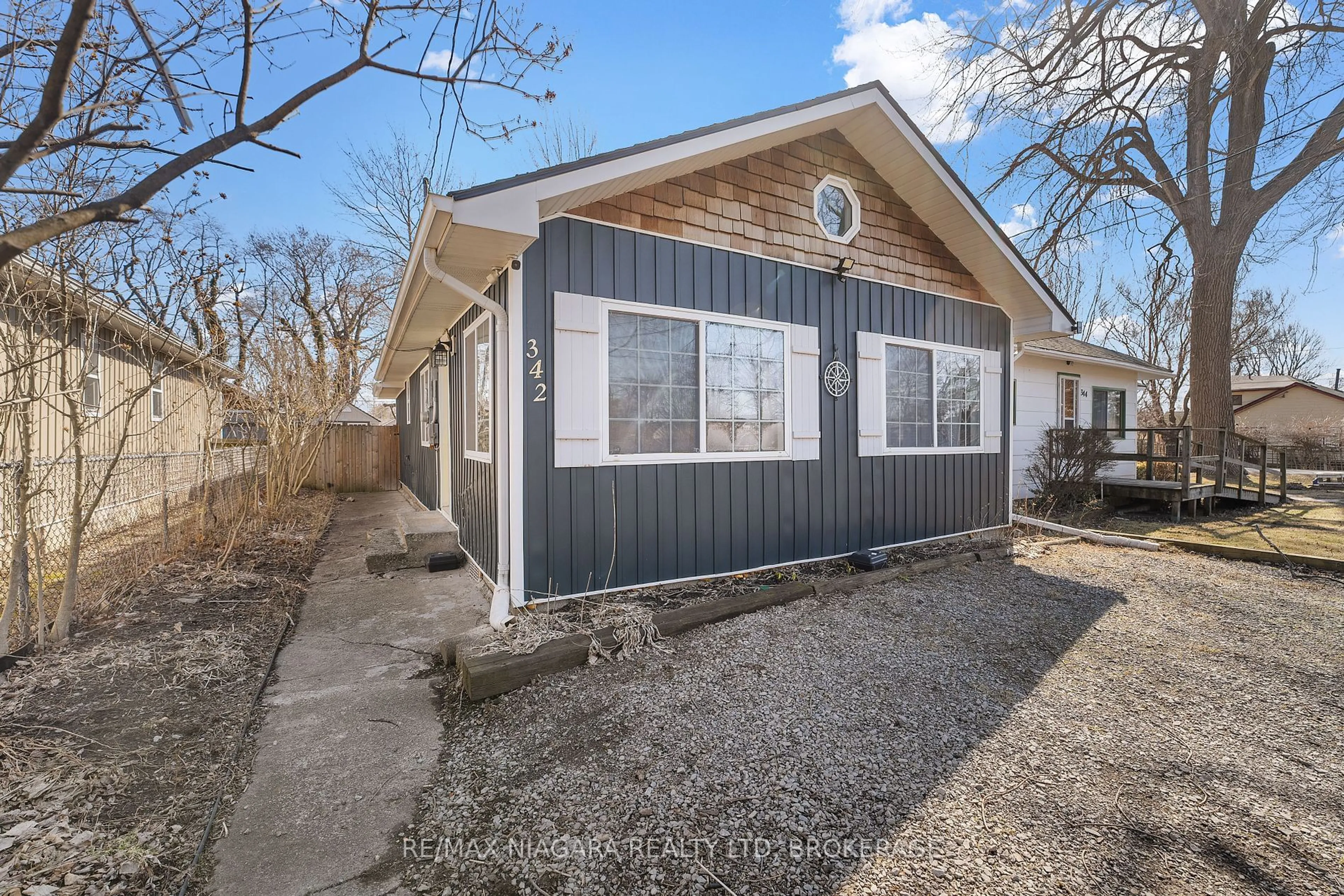 Home with vinyl exterior material, street for 342 Inglewood Dr, Fort Erie Ontario L0S 1B0