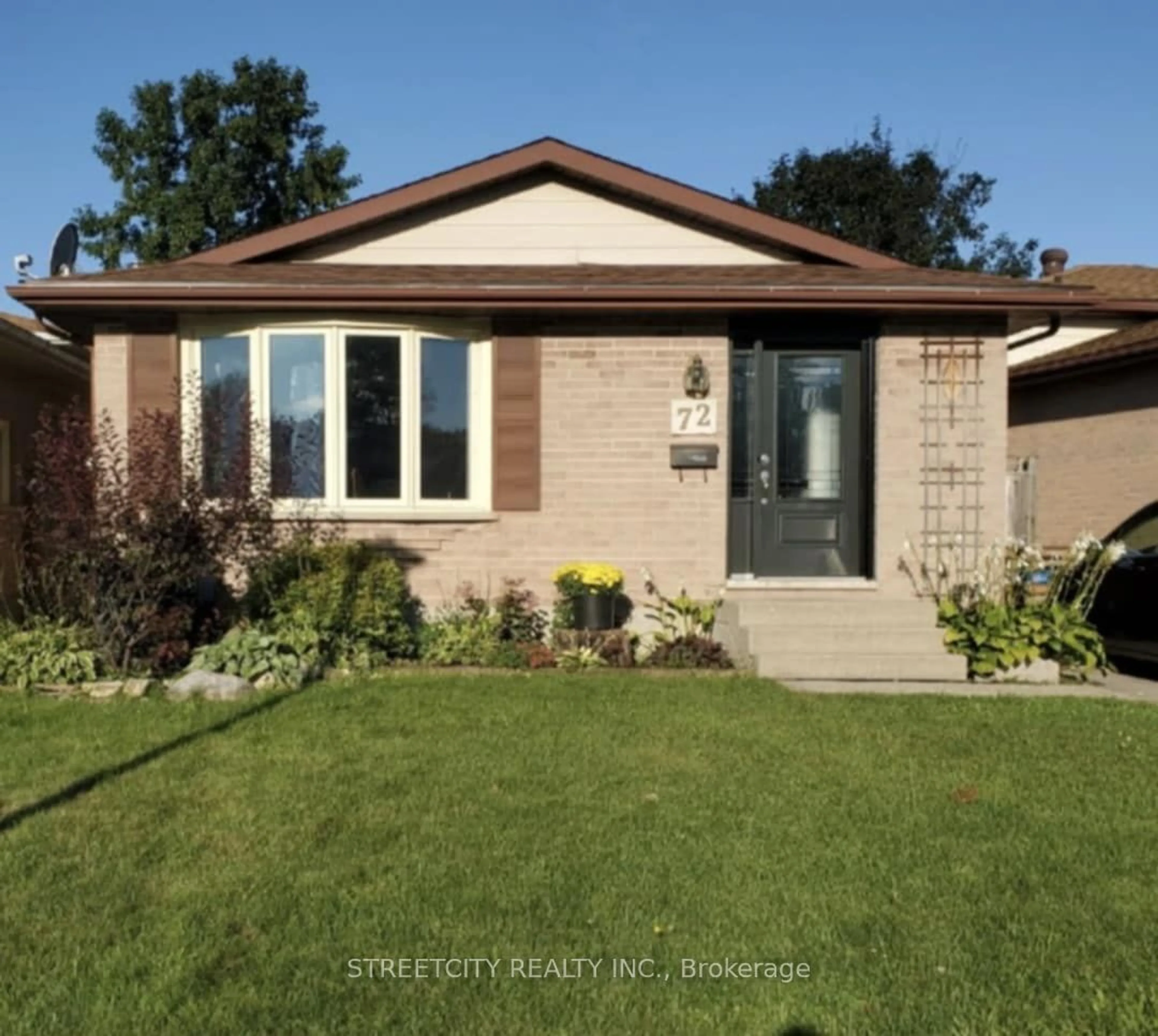 Home with brick exterior material, street for 72 Corinth Crt, London Ontario N5Y 5A8