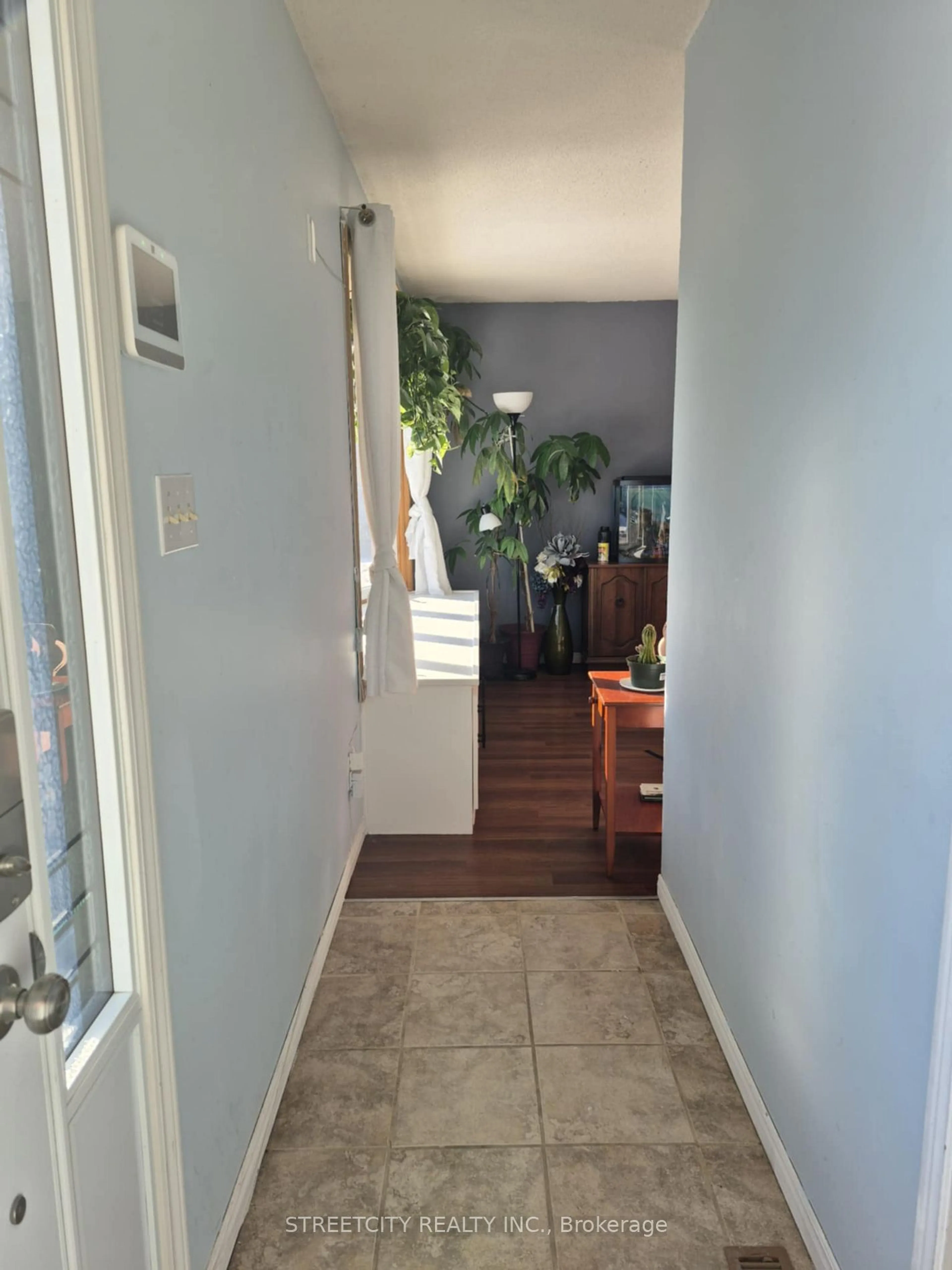 Indoor entryway for 72 Corinth Crt, London Ontario N5Y 5A8