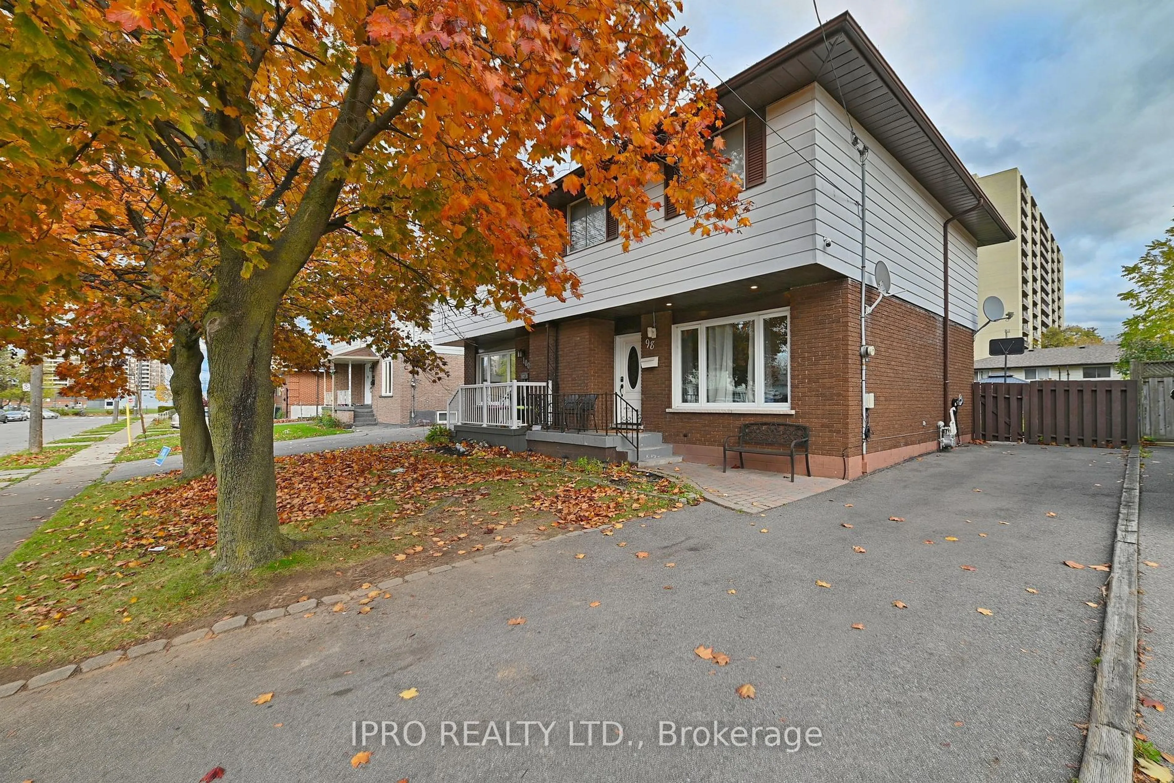 A pic from outside/outdoor area/front of a property/back of a property/a pic from drone, street for 98 Riverdale Dr, Hamilton Ontario L8E 1K4