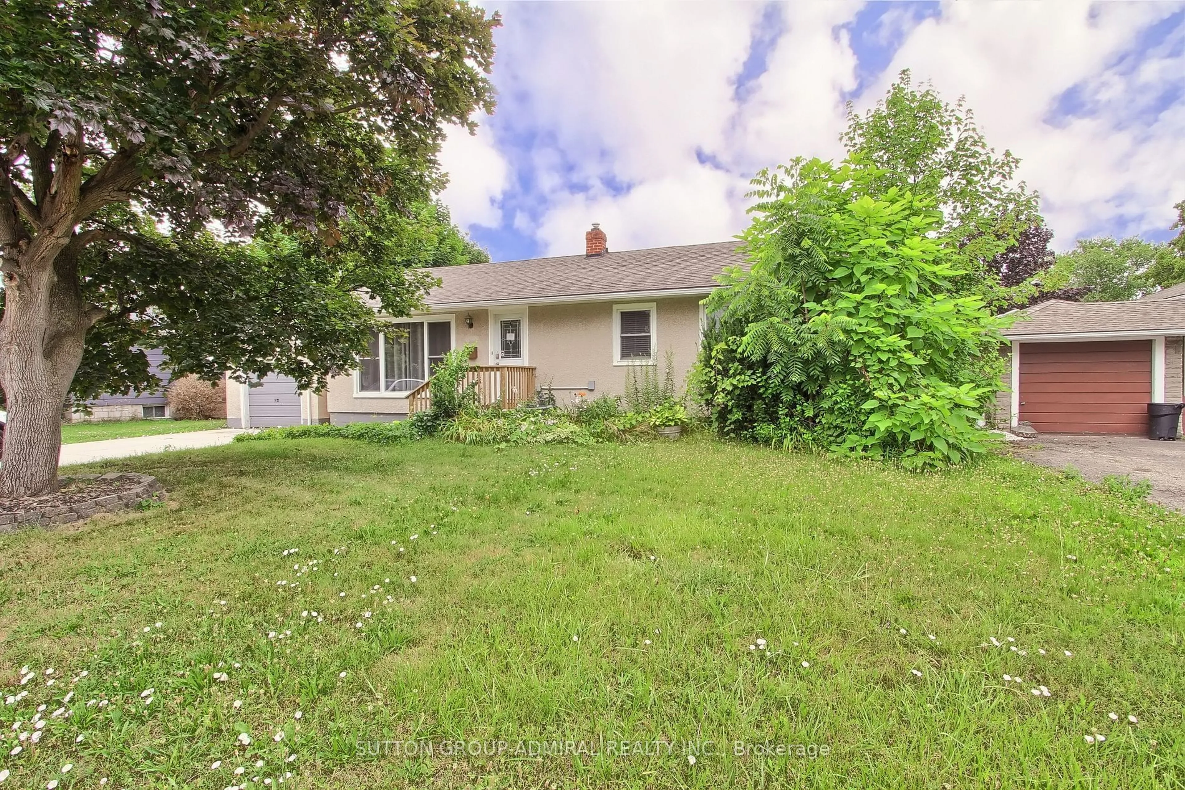 A pic from outside/outdoor area/front of a property/back of a property/a pic from drone, street for 571 Geneva St, St. Catharines Ontario L2N 2J1