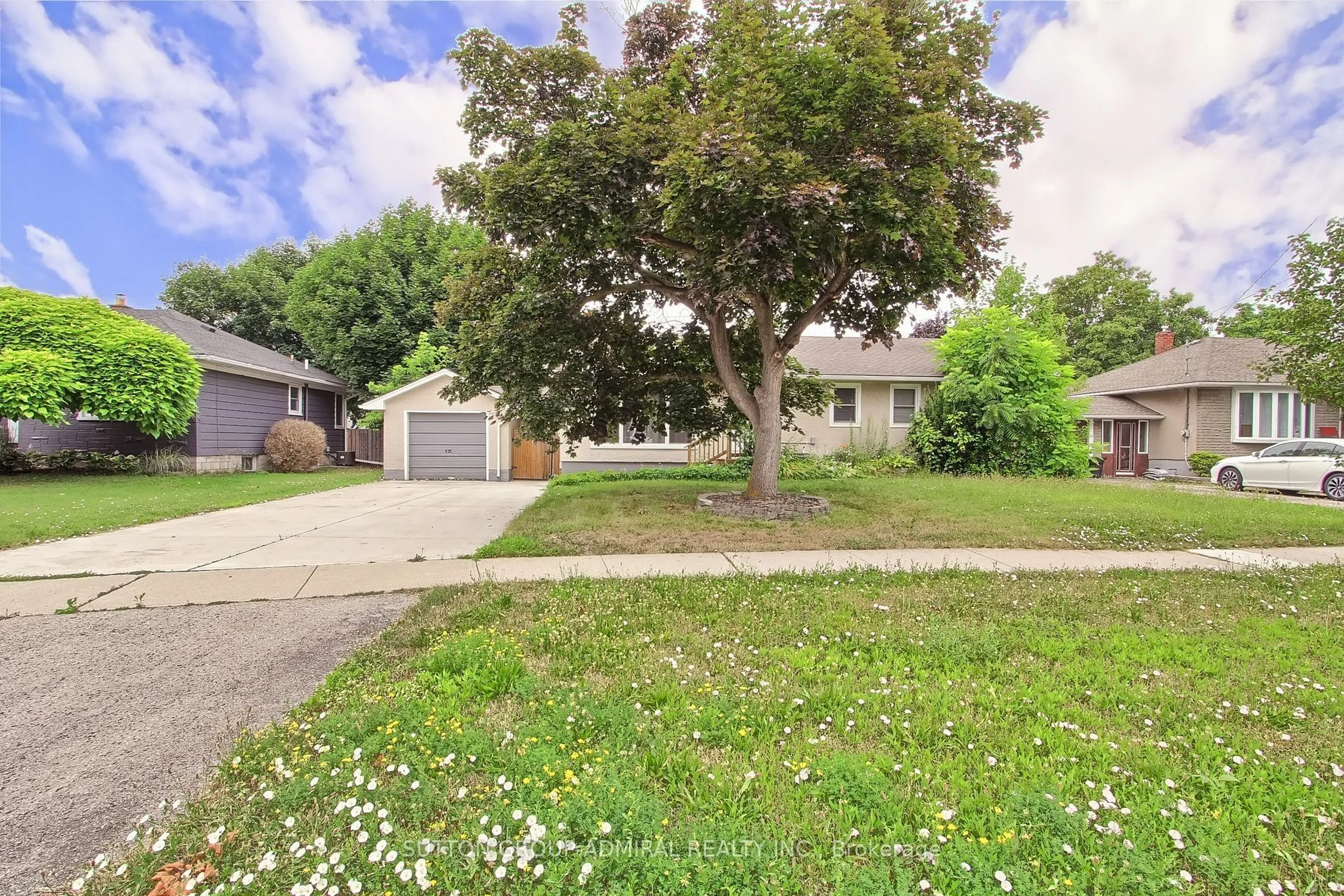 A pic from outside/outdoor area/front of a property/back of a property/a pic from drone, street for 571 Geneva St, St. Catharines Ontario L2N 2J1