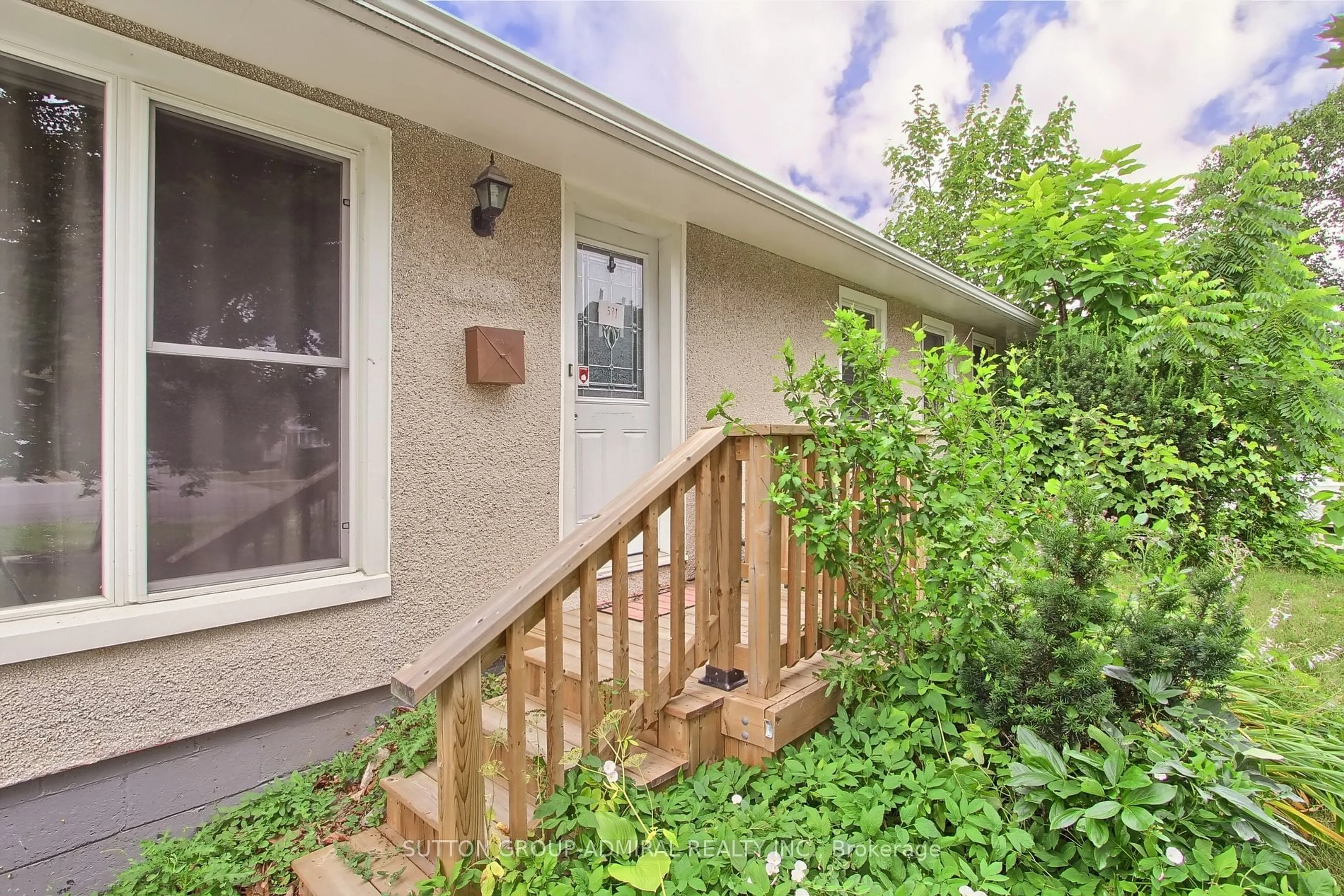 Patio, street for 571 Geneva St, St. Catharines Ontario L2N 2J1