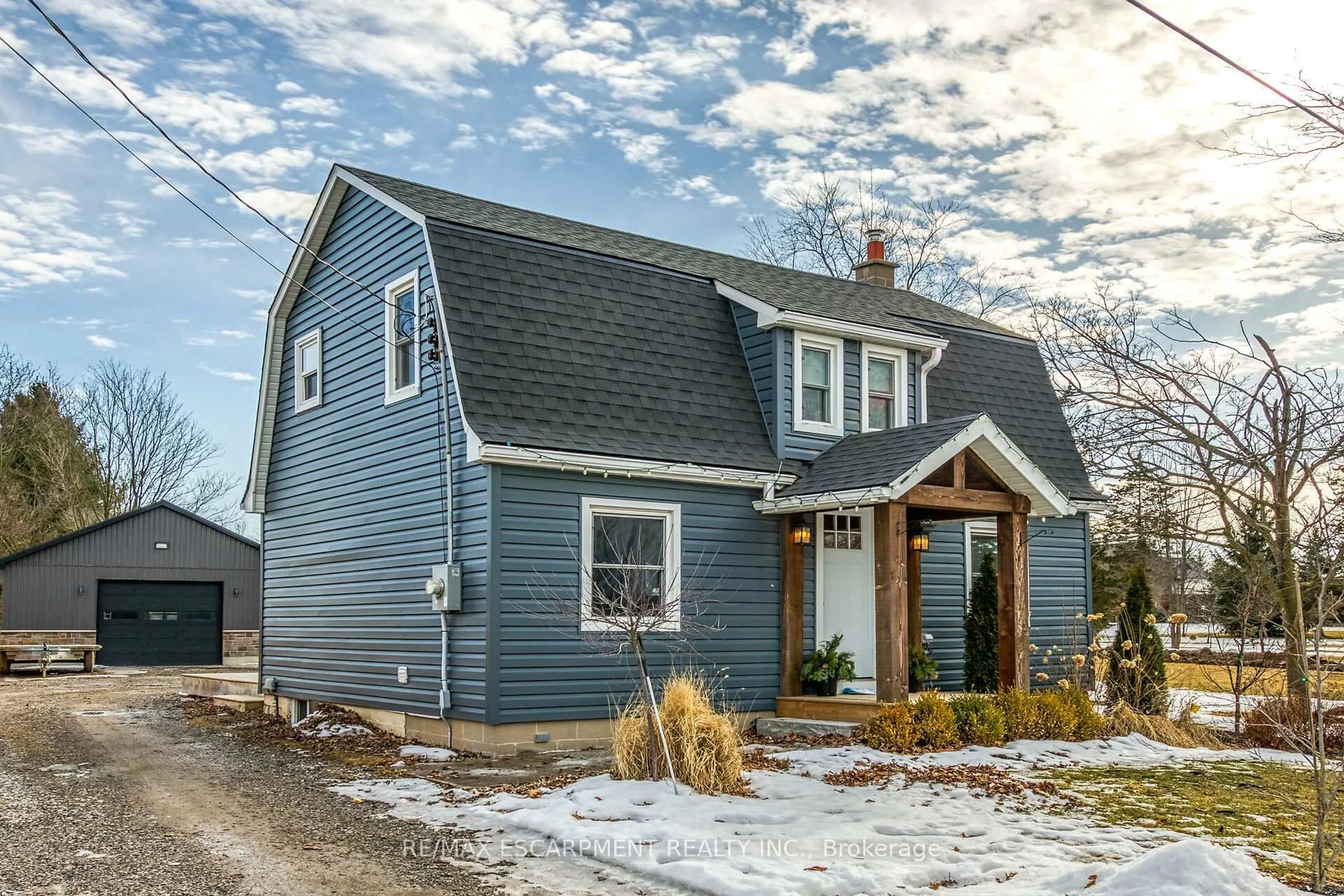 Home with vinyl exterior material, street for 5324 Canborough Rd, West Lincoln Ontario L0R 2J0