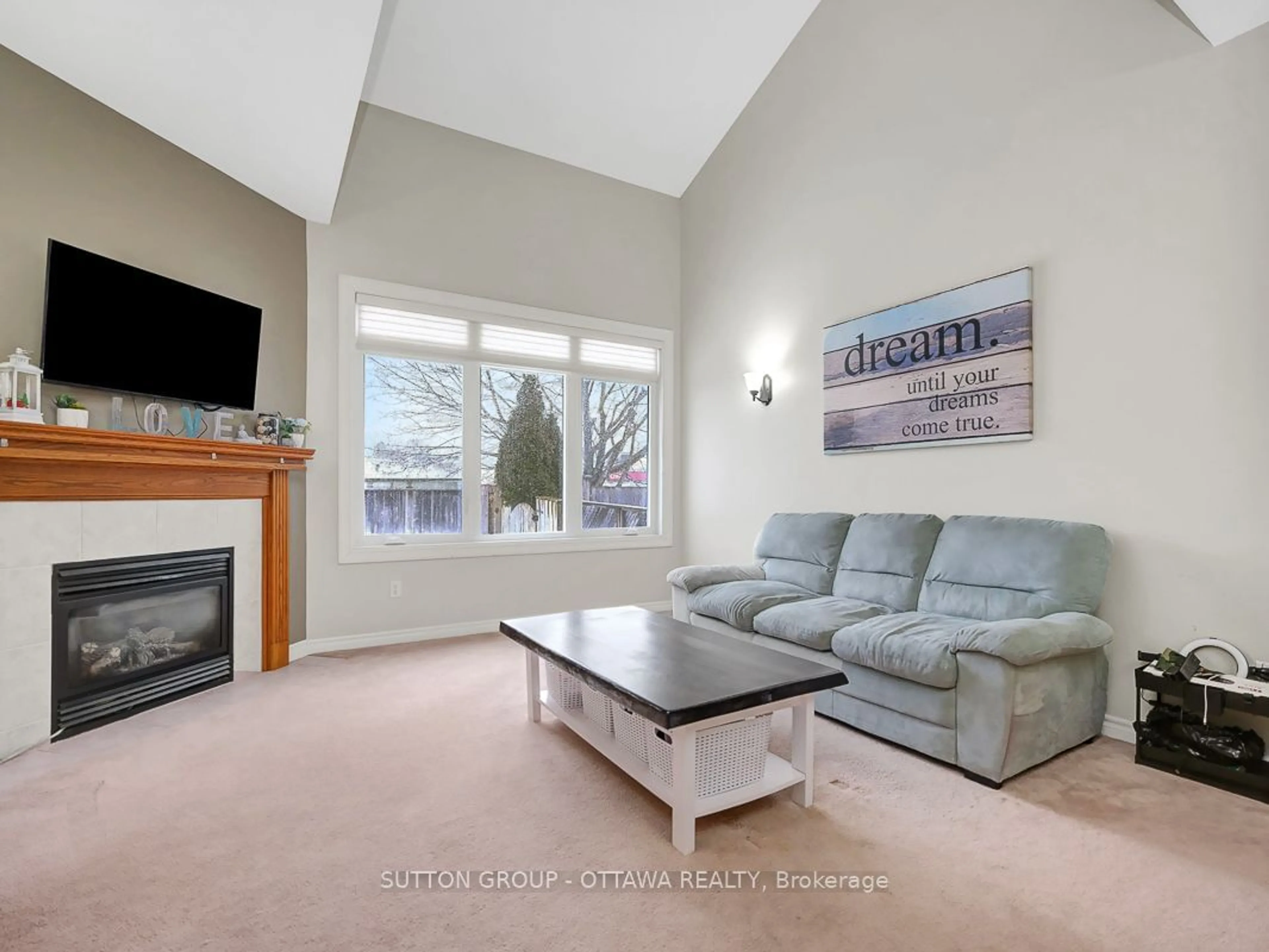 Living room with furniture, unknown for 61 Village Walk Pl, Manotick - Kars - Rideau Twp and Area Ontario K4M 1L1