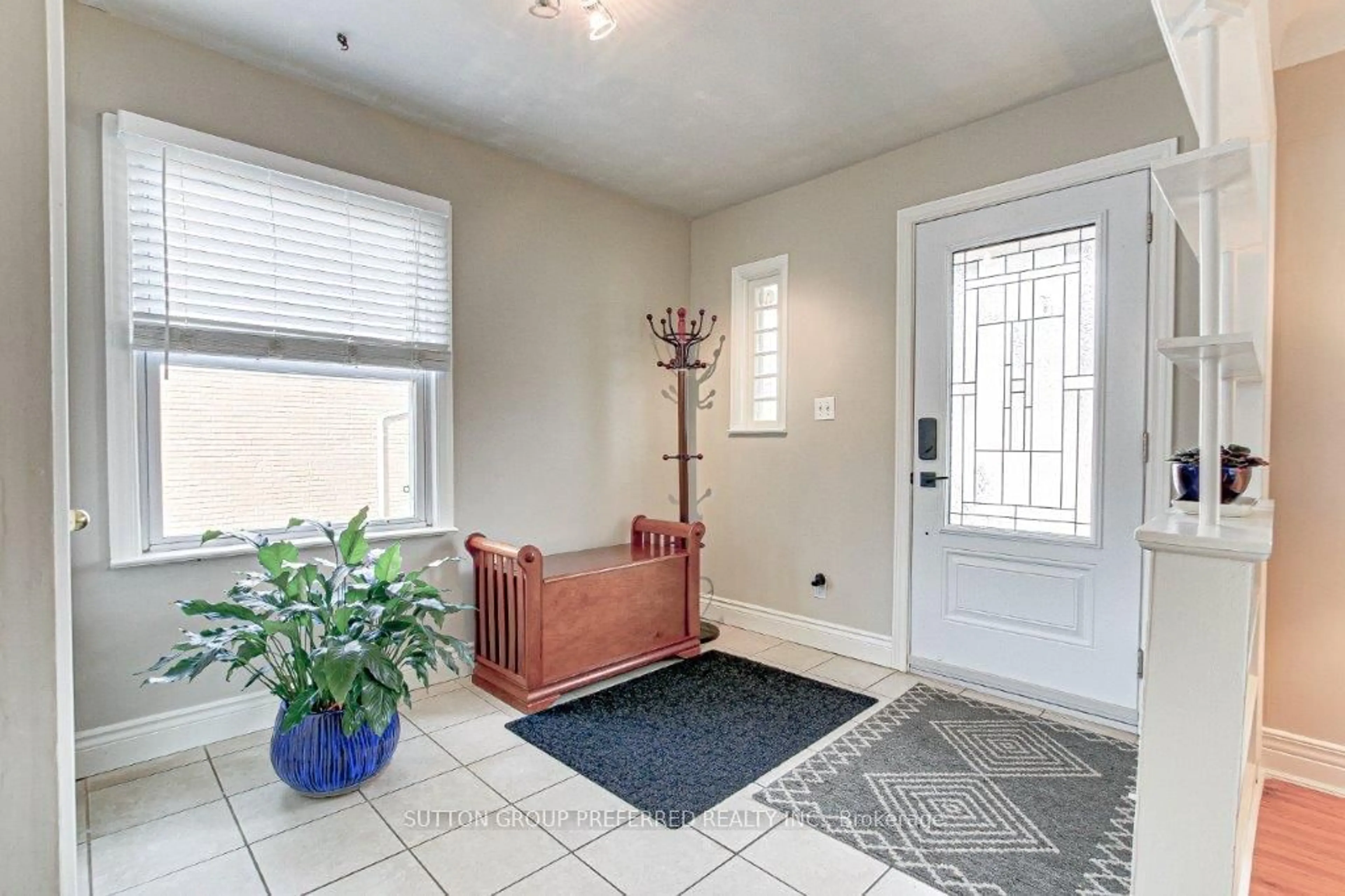 Indoor entryway for 1340 Byron Baseline Rd, London Ontario N6K 2E3