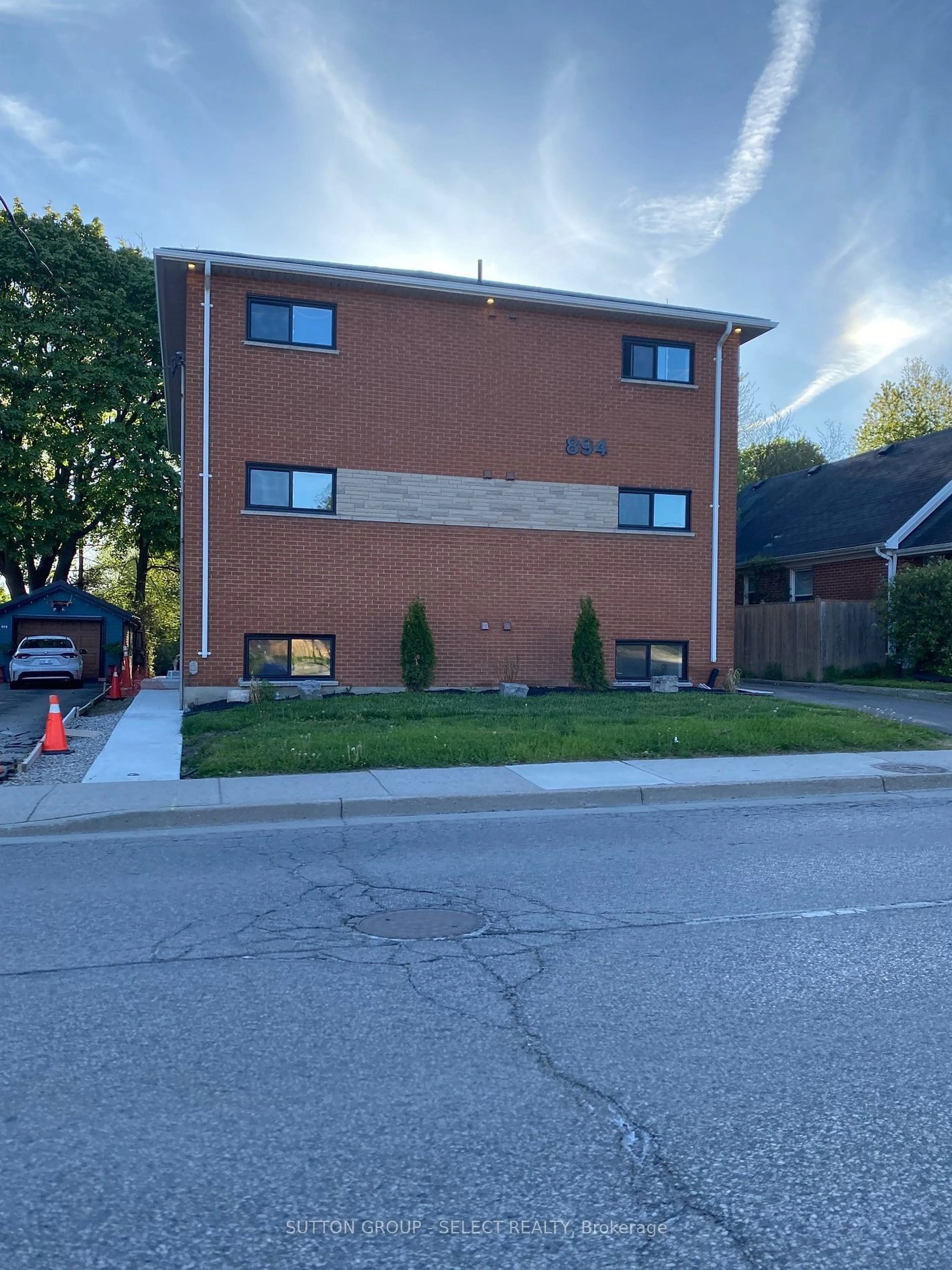 Home with brick exterior material, building for 894 ADELAIDE St, London Ontario N5Y 2M5