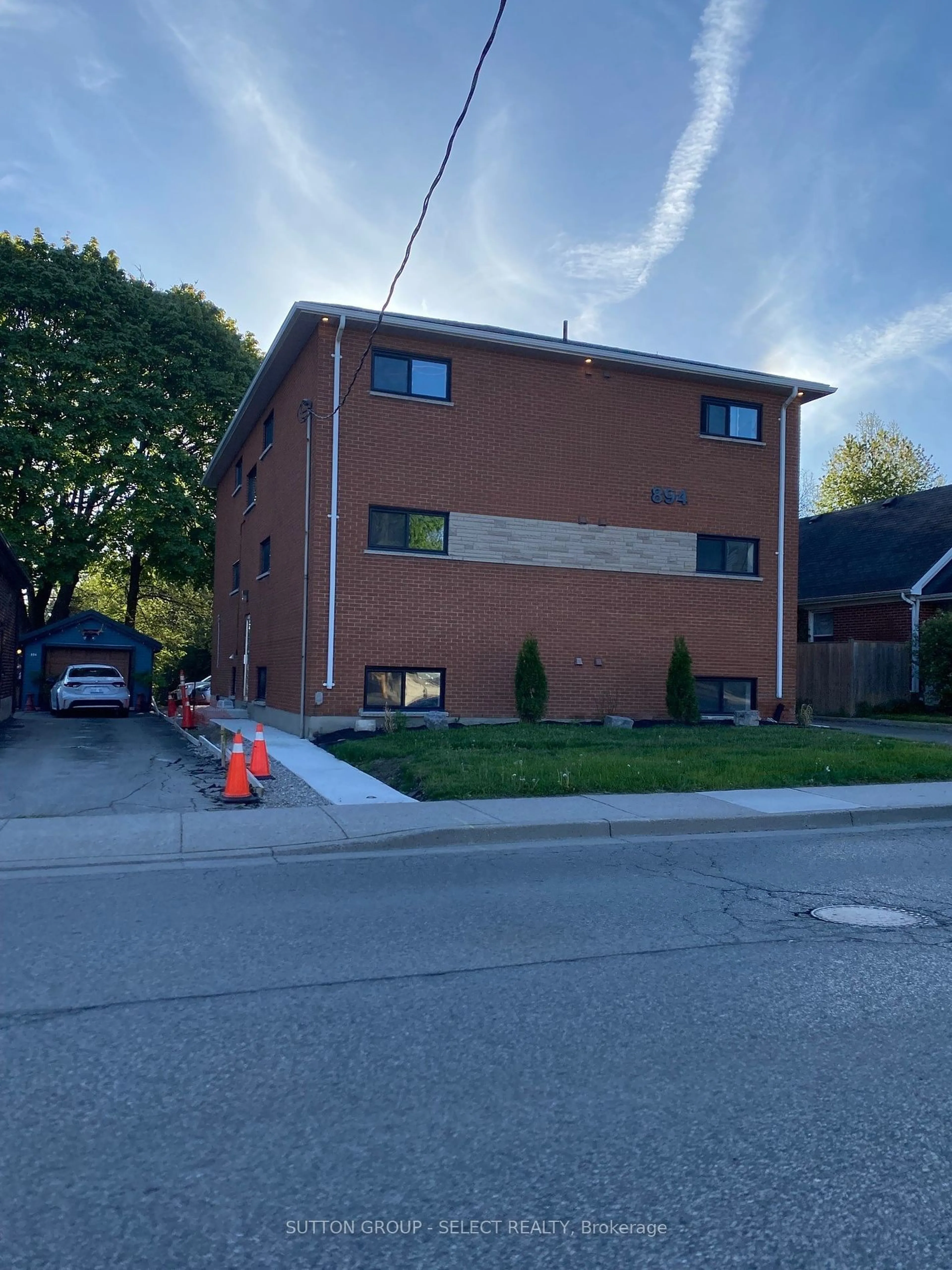 Home with brick exterior material, building for 894 ADELAIDE St, London Ontario N5Y 2M5