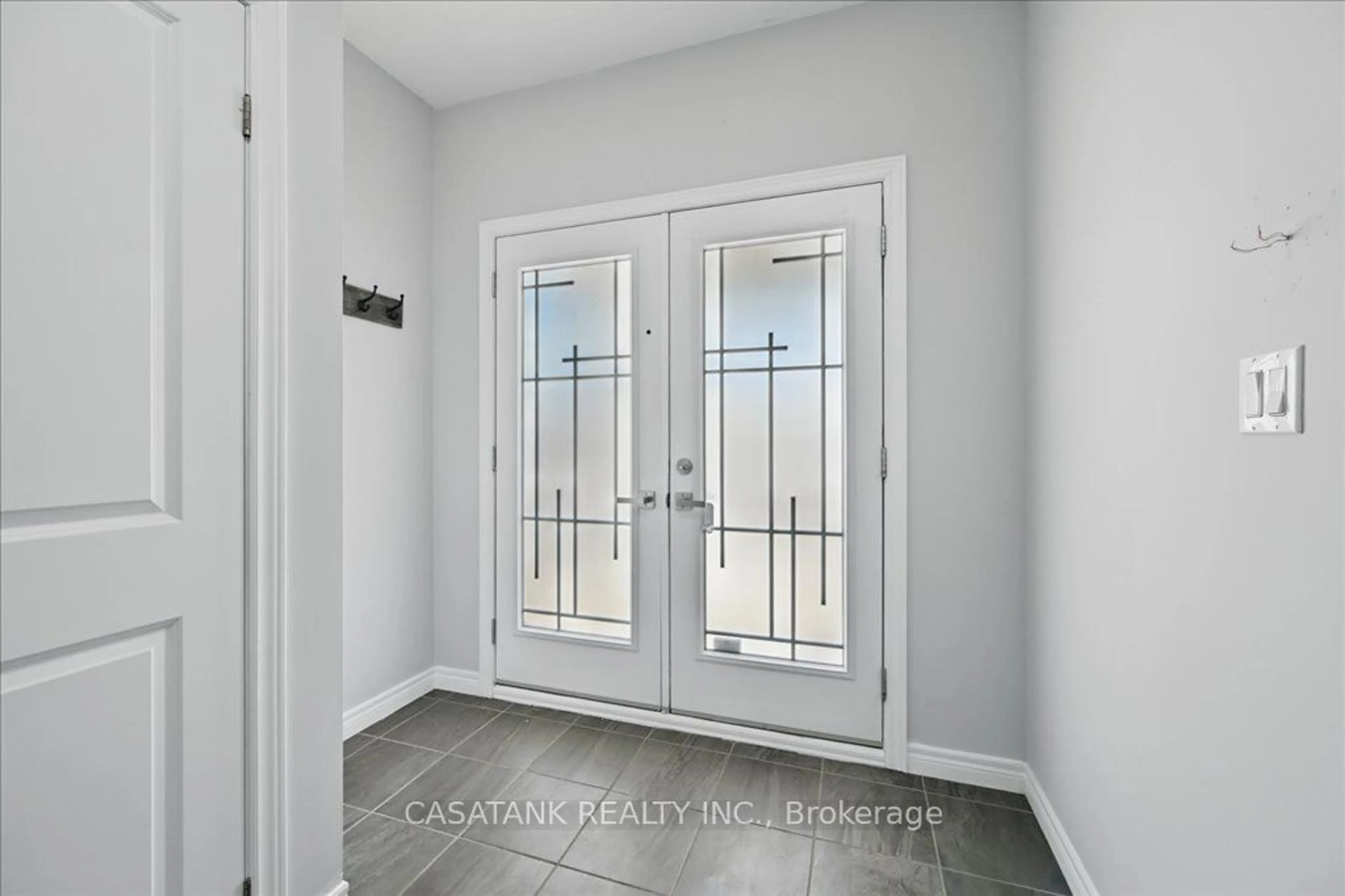 Indoor entryway for 103 Springvalley Cres, Hamilton Ontario L9C 7X3